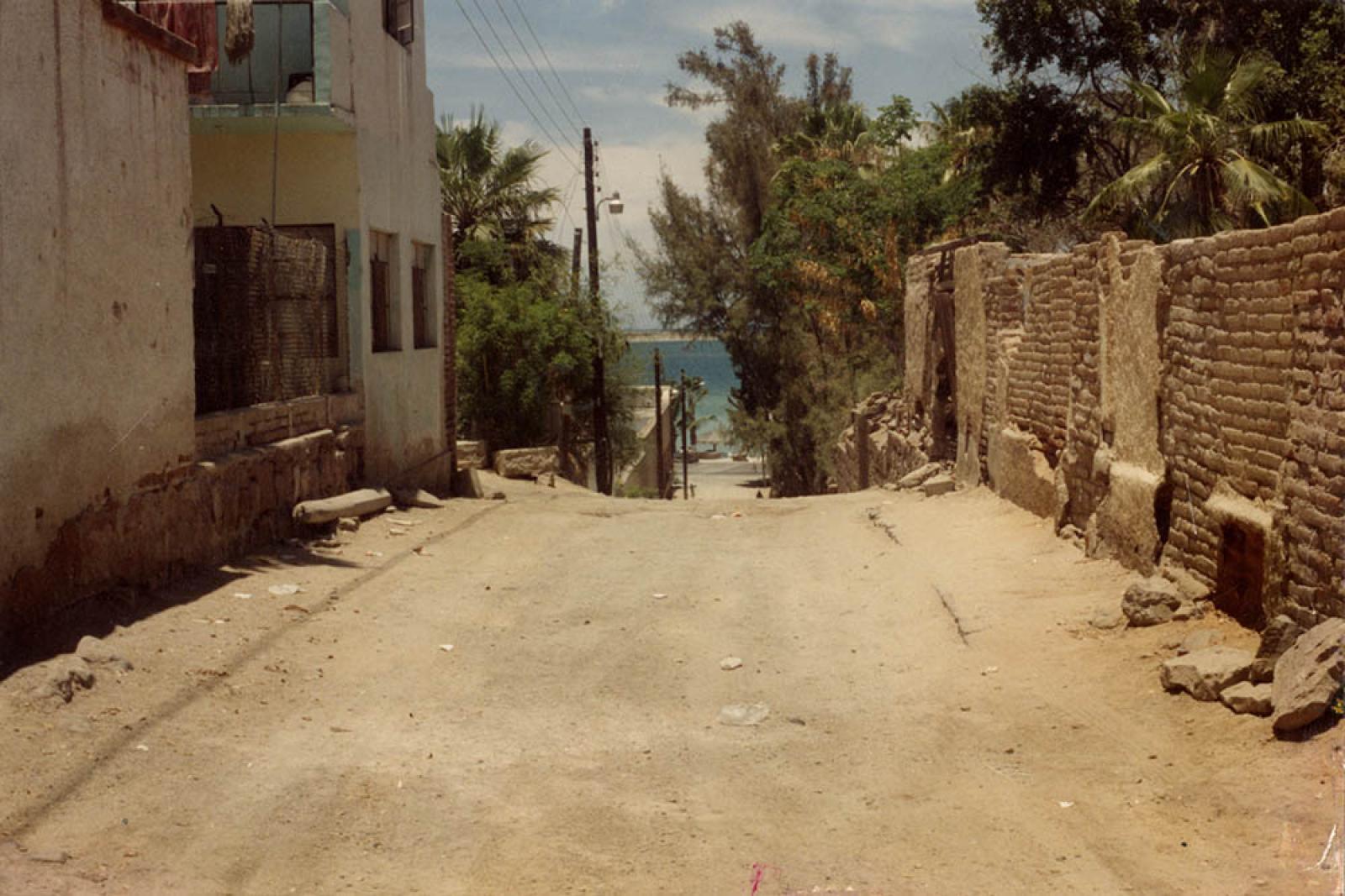 “El viejo callejón” hacia el malecón de La Paz.