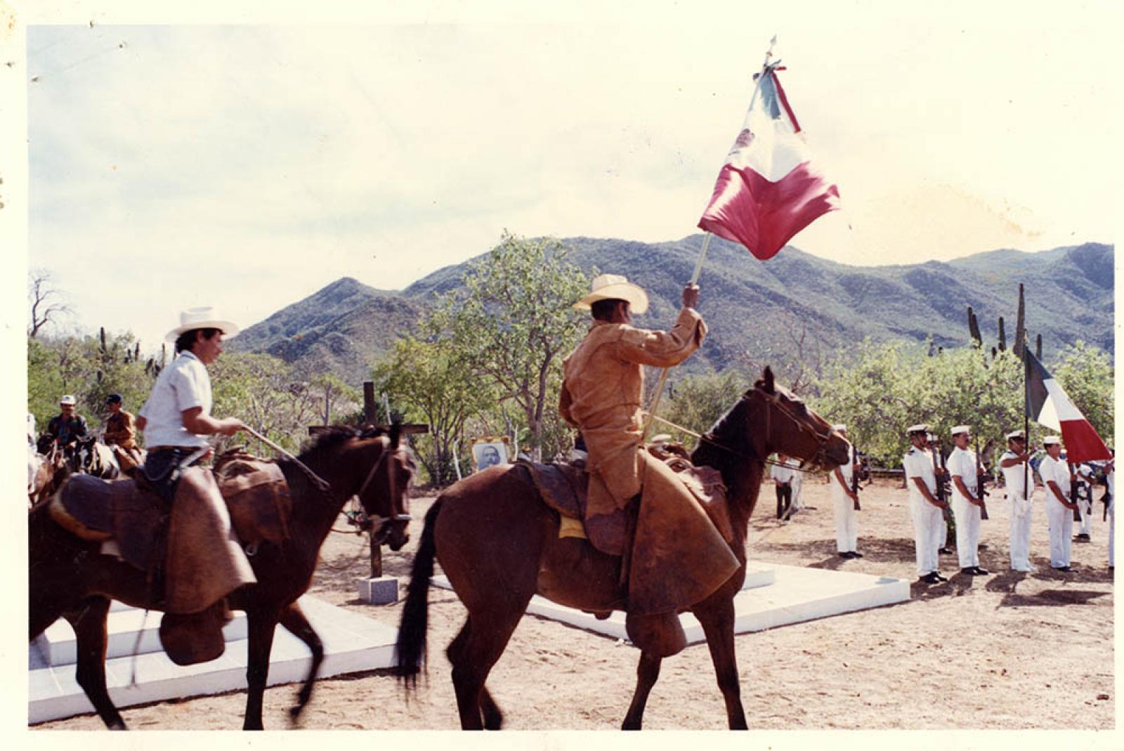 Elementos de la Marina Armada de México y rancheros a caballo realizan ceremonia cívica, en cementerio.