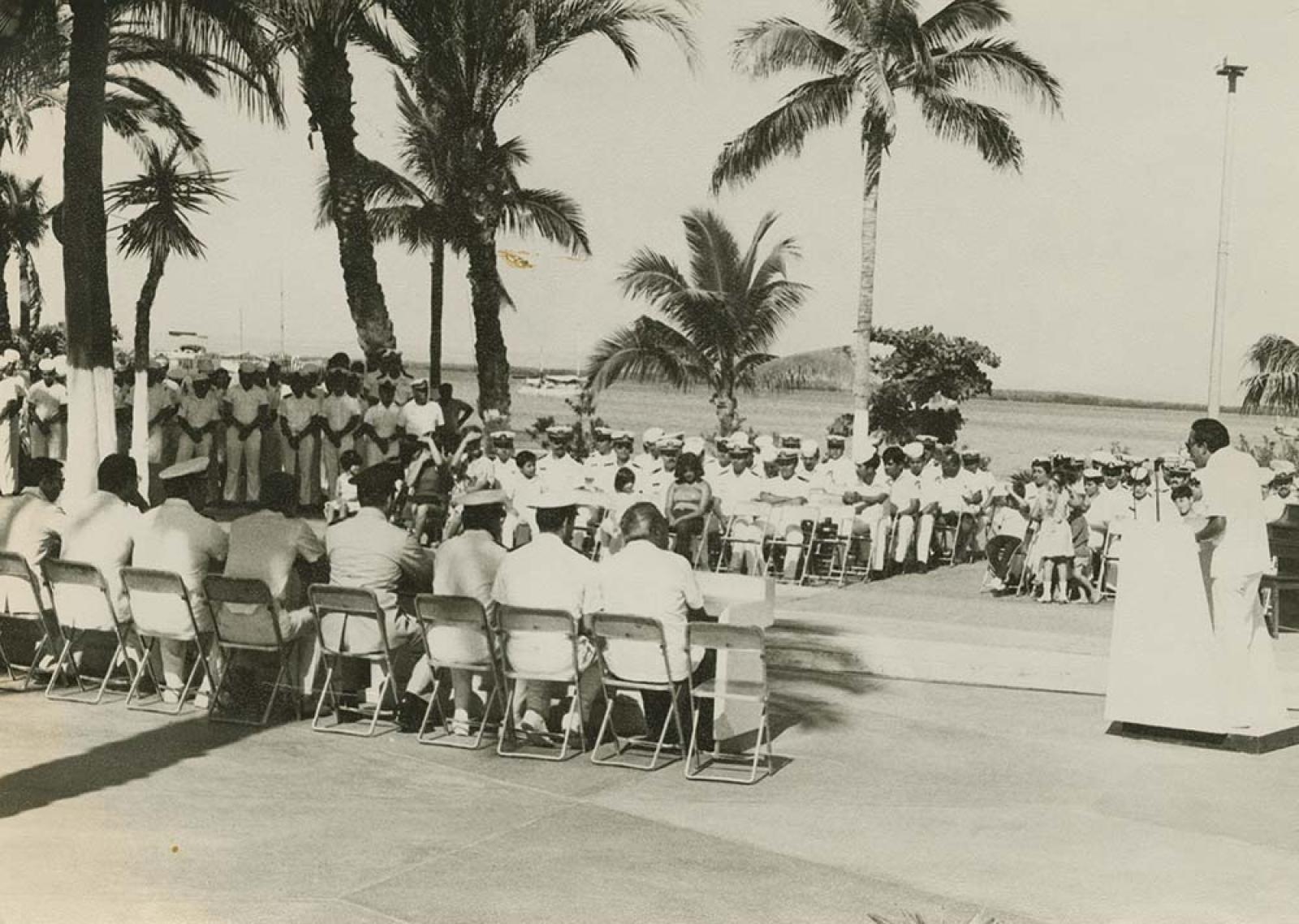 Elementos de la Marina Nacional, celebran ceremonia frente a playa.
