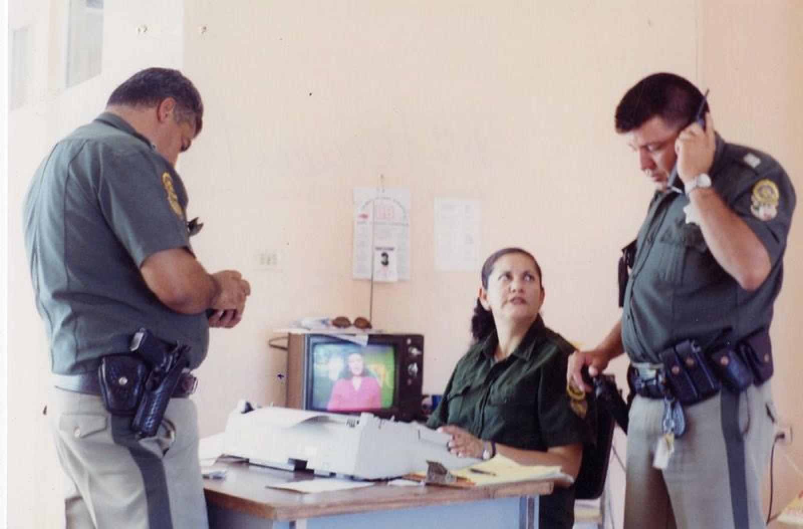 Elementos de la policía, en interior de oficina.