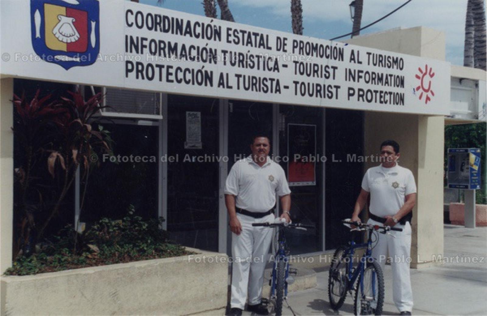 Elementos de la policía turística con bicicletas.