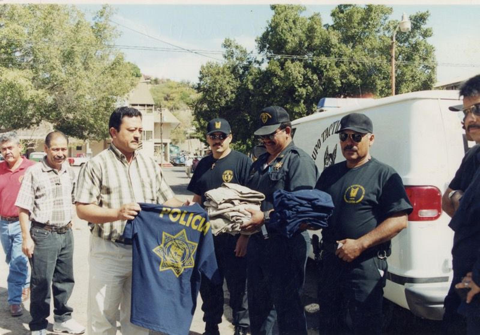 Elementos de policía reciben uniformes.