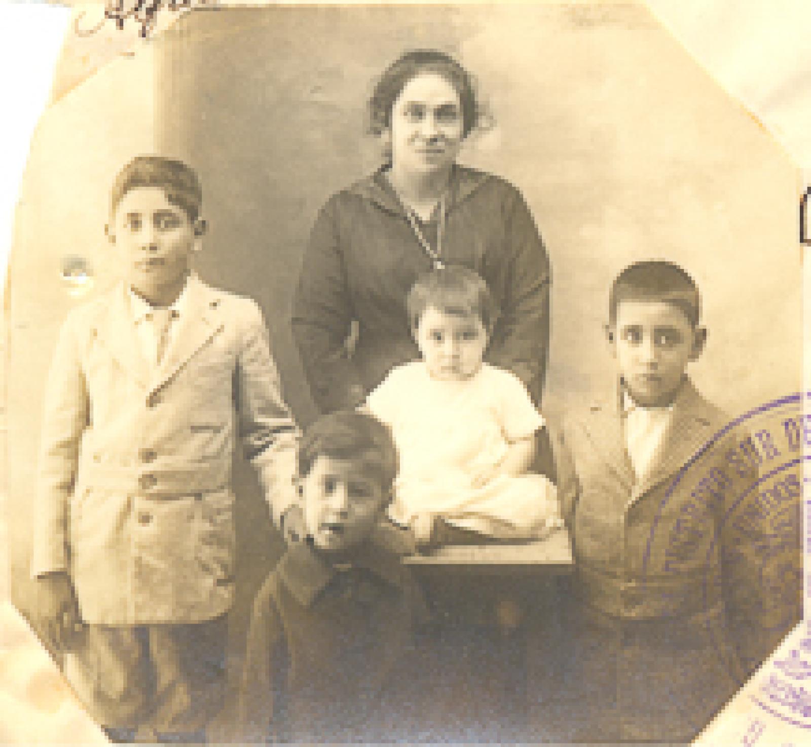 Elena R. de Labastida con sus cuatro niños: Alfredo, Miguel, Álvaro y Mercedes.