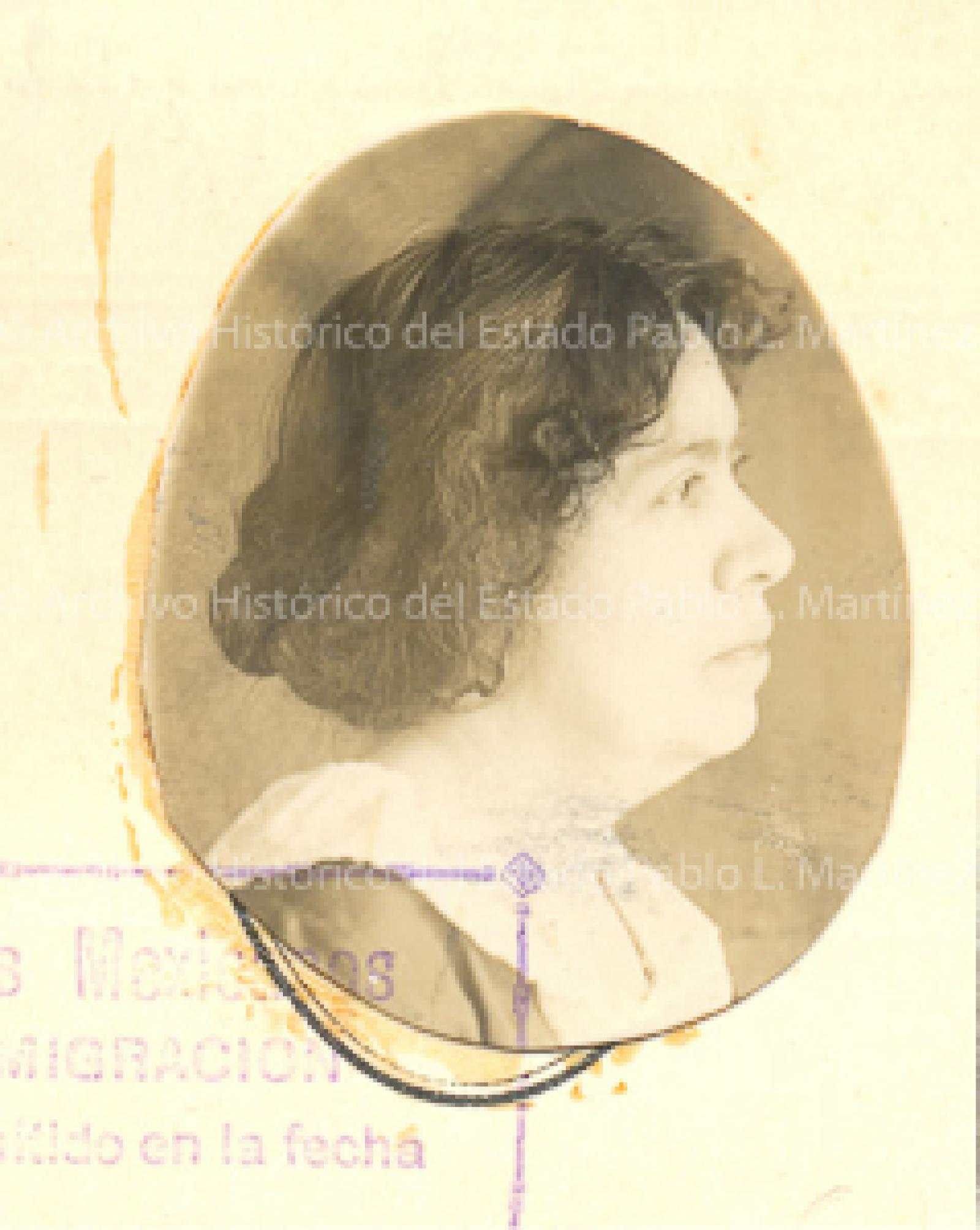 Elena S. viuda de Gallo de perfil.