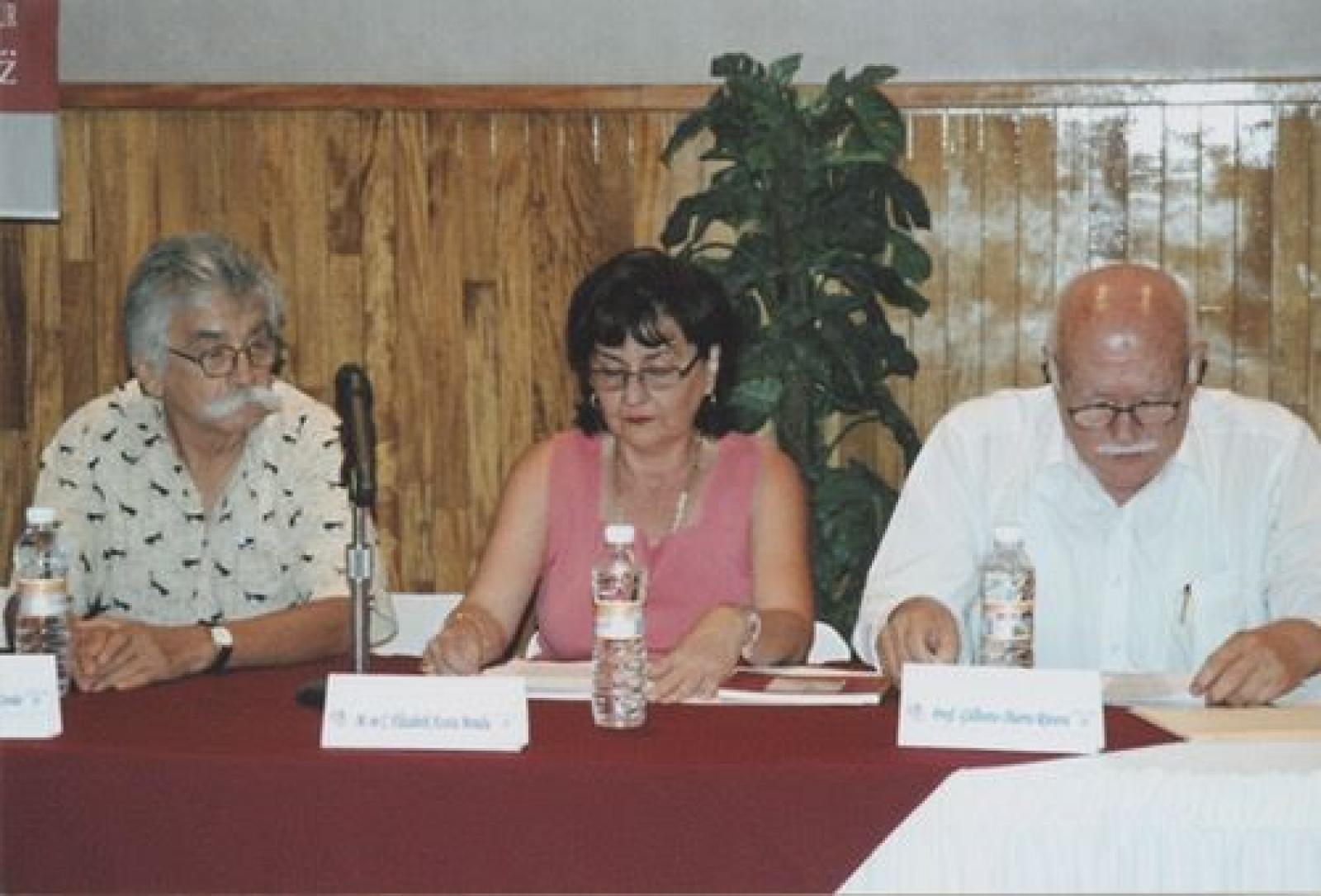 Elizabeth Acosta acompañada por Aníbal Angulo Cosío y Gilberto Ibarra Rivera en la presentación del libro Paisajes y personajes en María Auxiliadora, Baja California Sur .