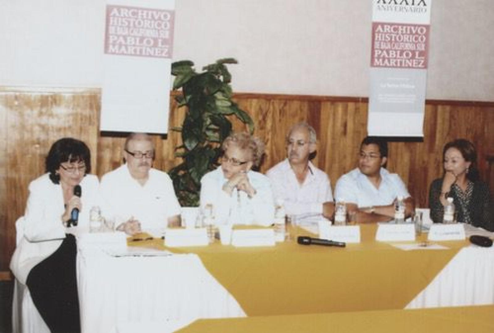 Elizabeth Acosta comenta en mesa de ponentes durante la Reunión de Archivos del Gobierno del estado de Baja California Sur.