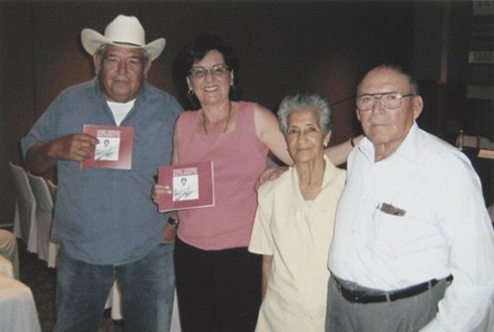 Elizabeth Acosta en la presentación de su libro  Paisajes y personajes en María Auxiliadora, Baja California Sur, acompañada.