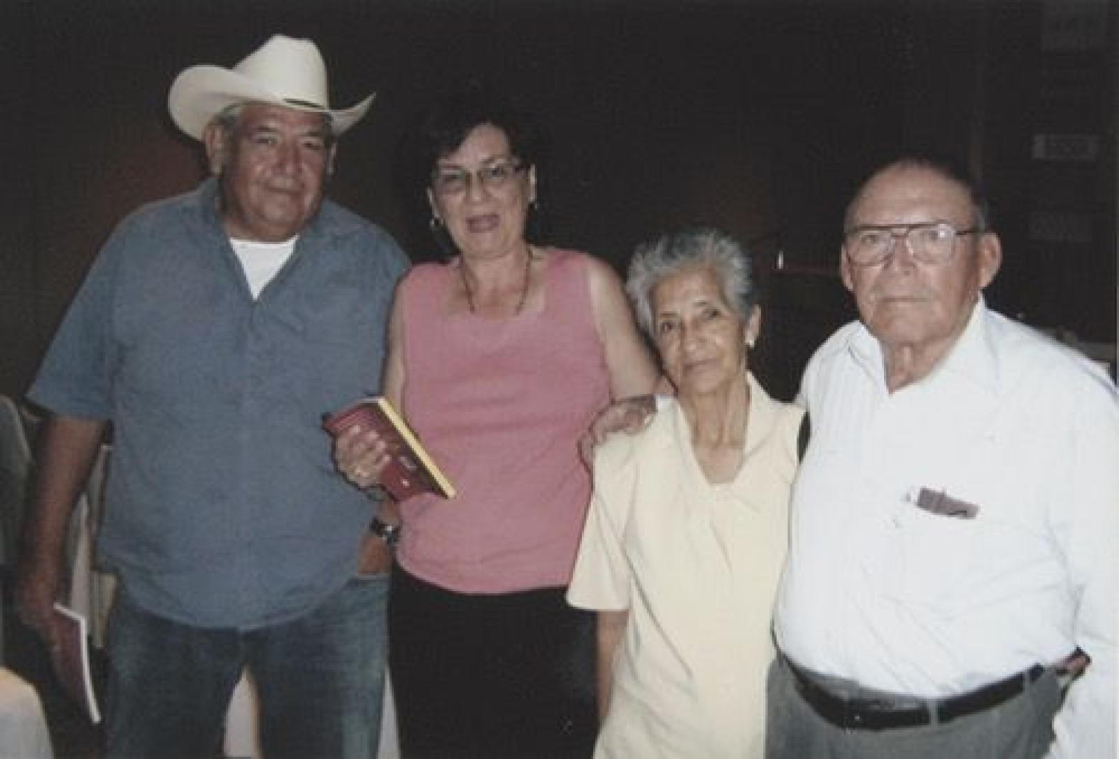 Elizabeth Acosta en la presentación de su libro  Paisajes y personajes en María Auxiliadora, Baja California Sur, con acompañantes.