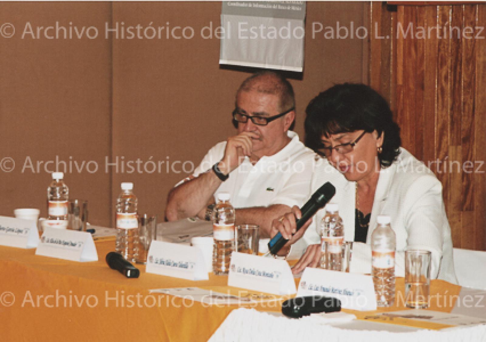 Elizabeth Acosta presenta a Jorge Ruíz Dueñas en mesa de ponentes.