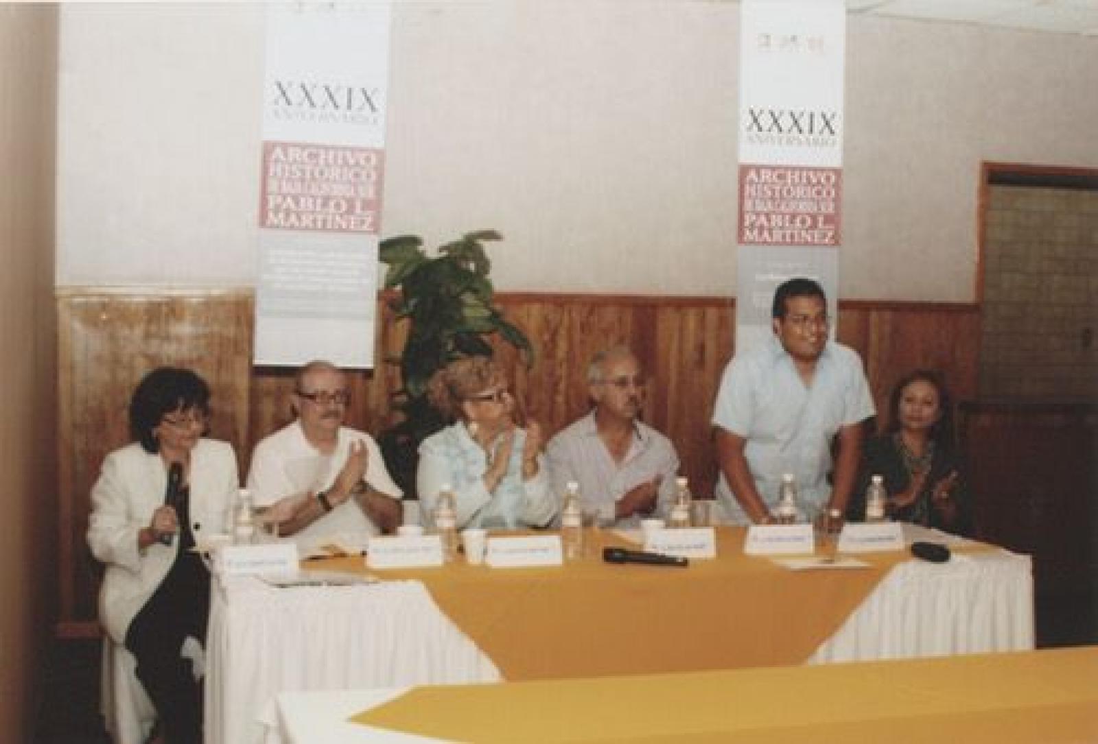Elizabeth Acosta presenta a  Luis Armando Martínez, en mesa de ponentes.