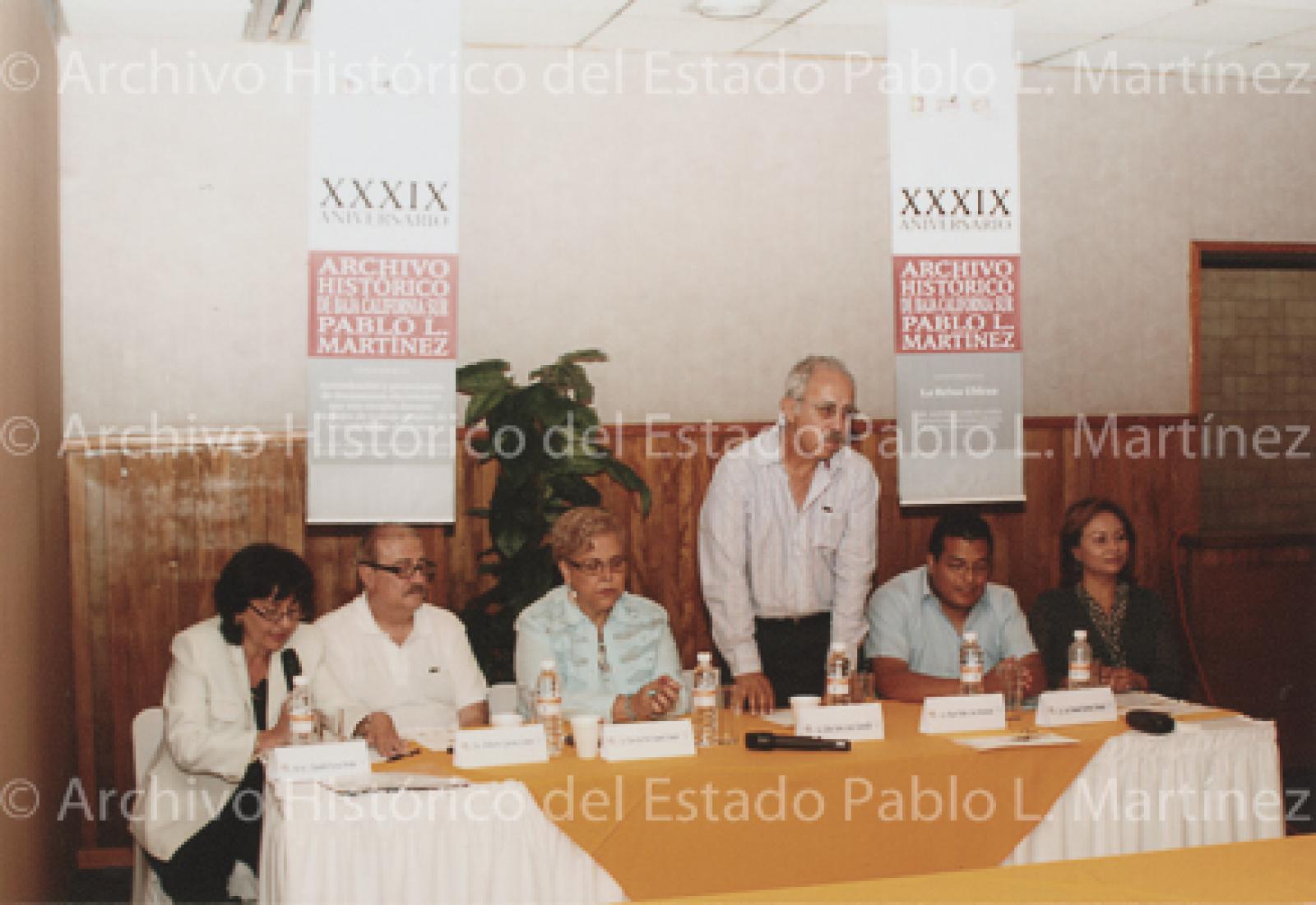 Elizabeth Acosta presenta a mesa de ponentes en el XXXIX aniversario del Archivo Histórico Pablo L. Martínez.