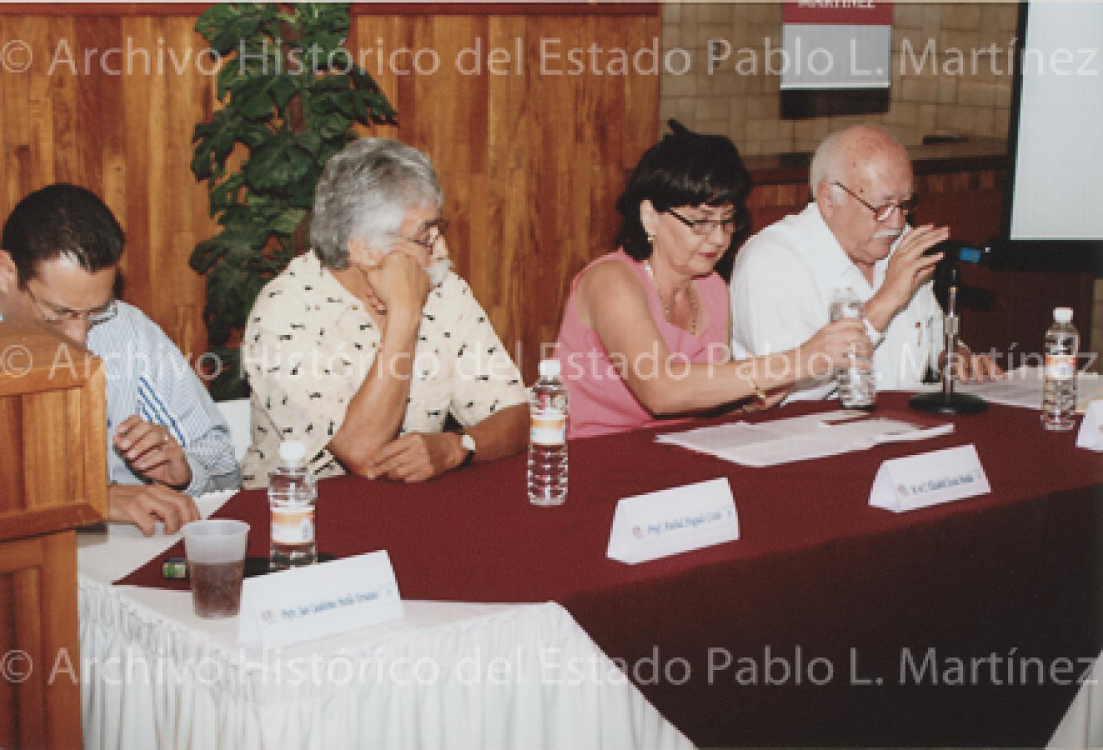 Elizabeth Acosta presenta su libro Paisajes y personajes en María Auxiliadora, Baja California Sur, en la mesa la acompañan Juan Cuauhtémoc Murillo Hernández,  Aníbal Angulo Cosío y Gilberto Ibarra Rivera.