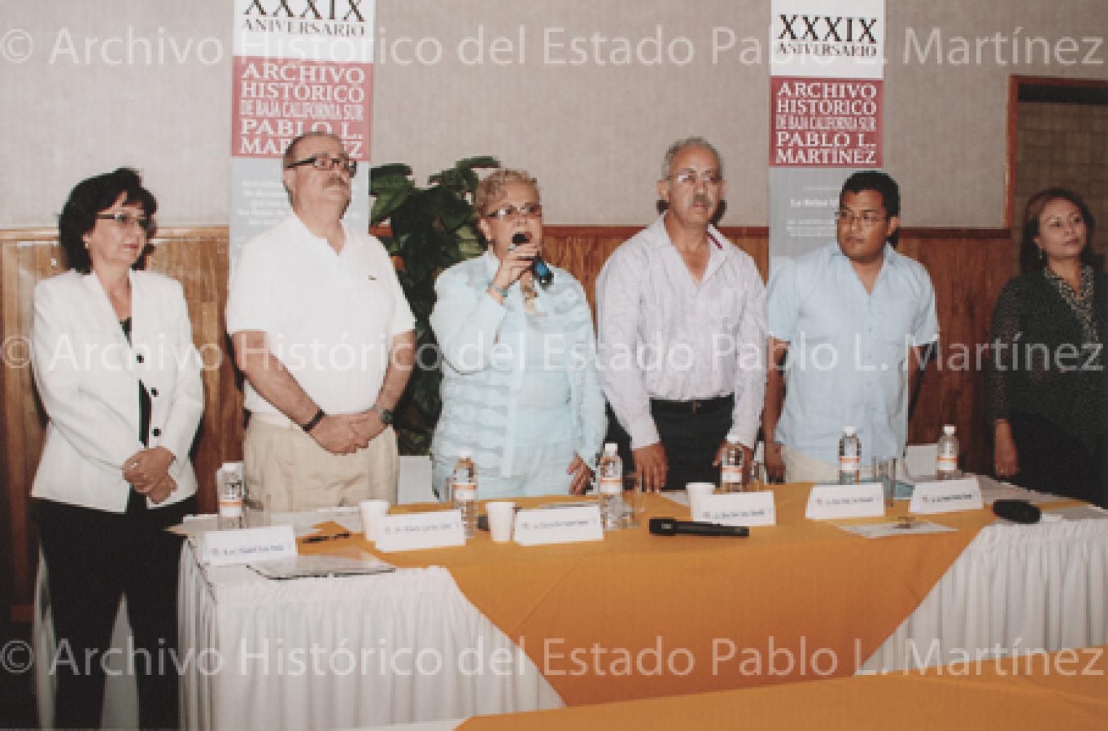 Elizabeth Acosta presenta su libro Paisajes y personajes en María Auxiliadora, Baja California Sur, desde mesa de ponentes.