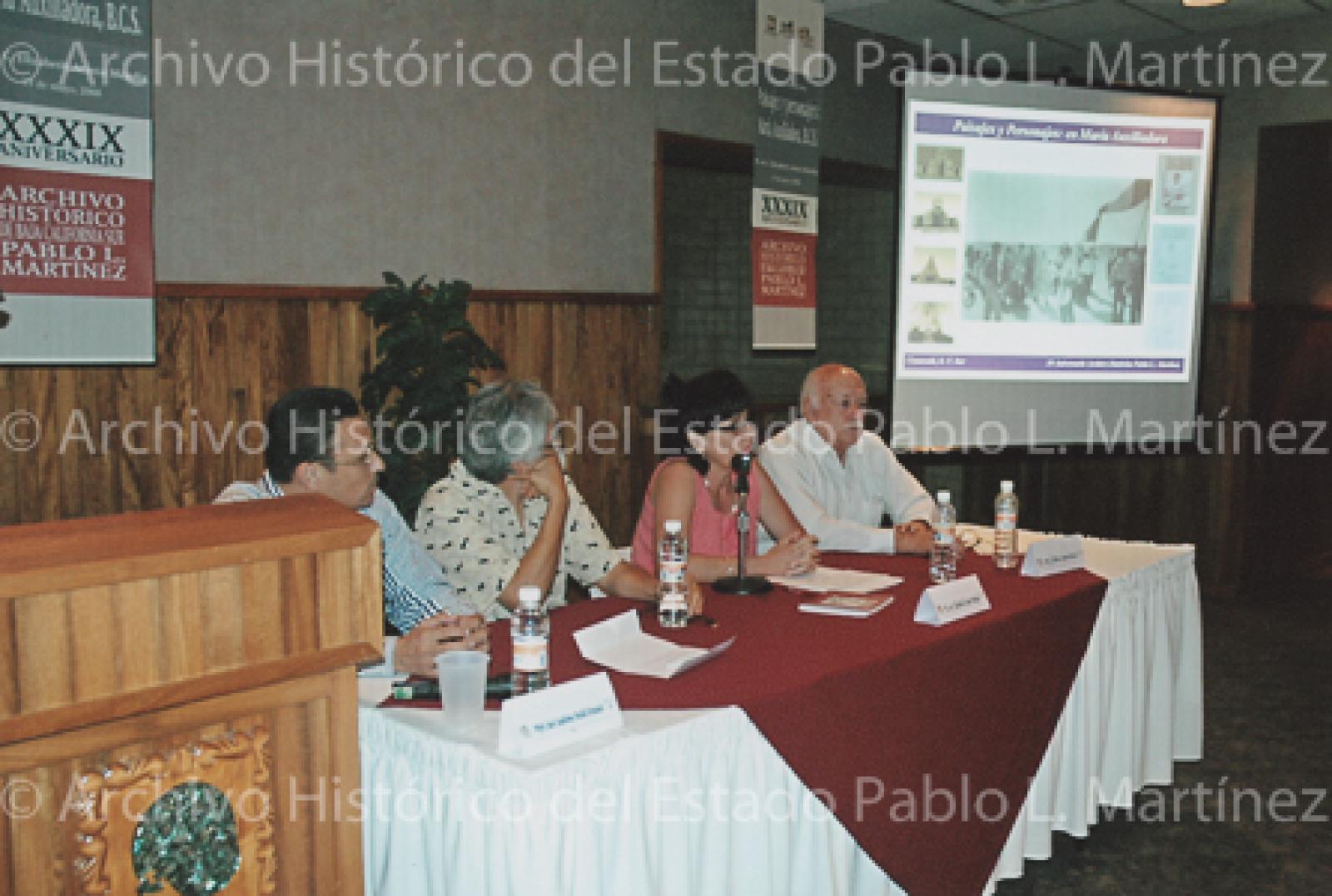 Elizabeth Acosta presenta su libro Paisajes y personajes en María Auxiliadora, Baja California Sur, desde mesa de ponentes.