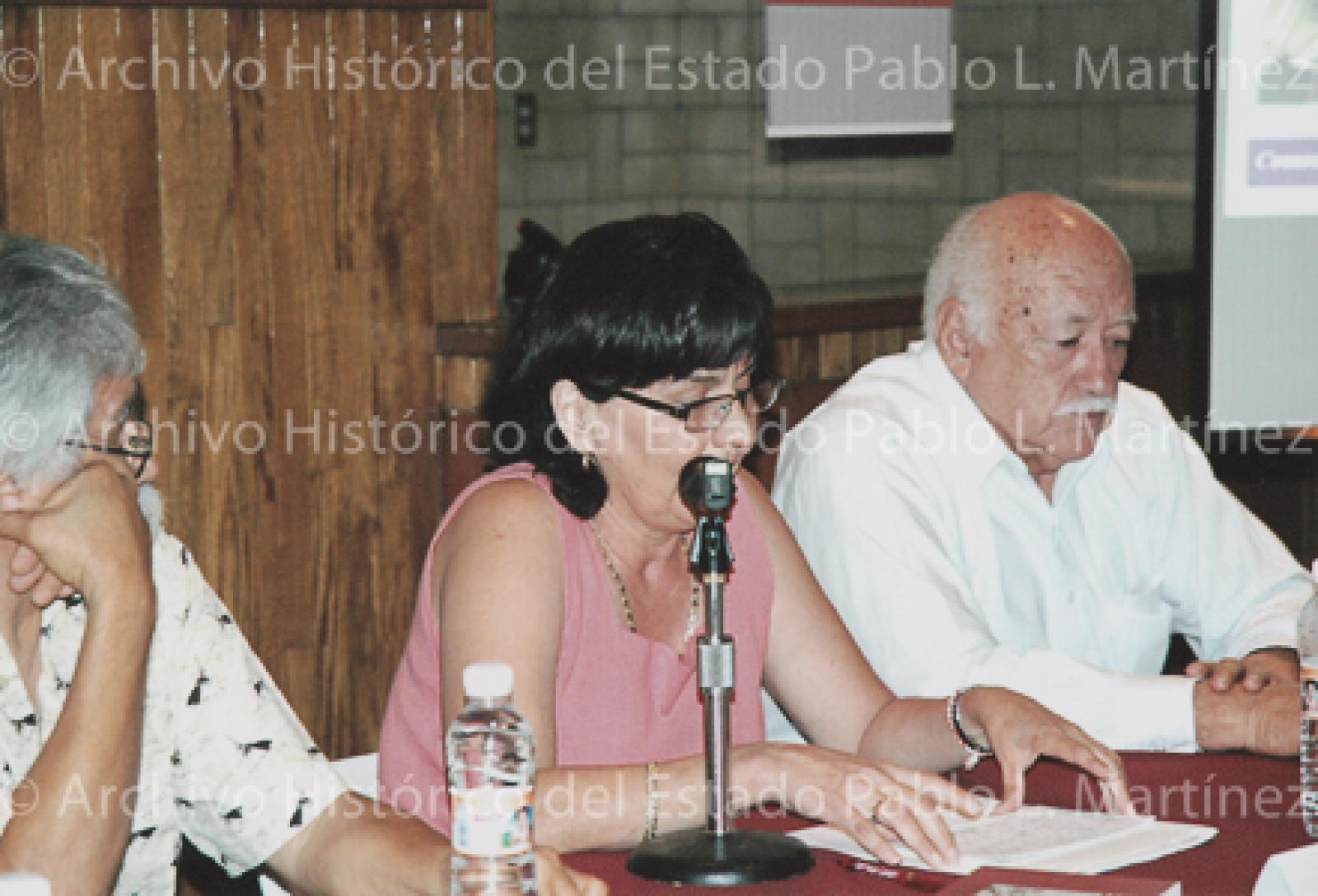 Elizabeth Acosta presenta su libro Paisajes y personajes en María Auxiliadora, Baja California Sur, desde mesa de ponentes.