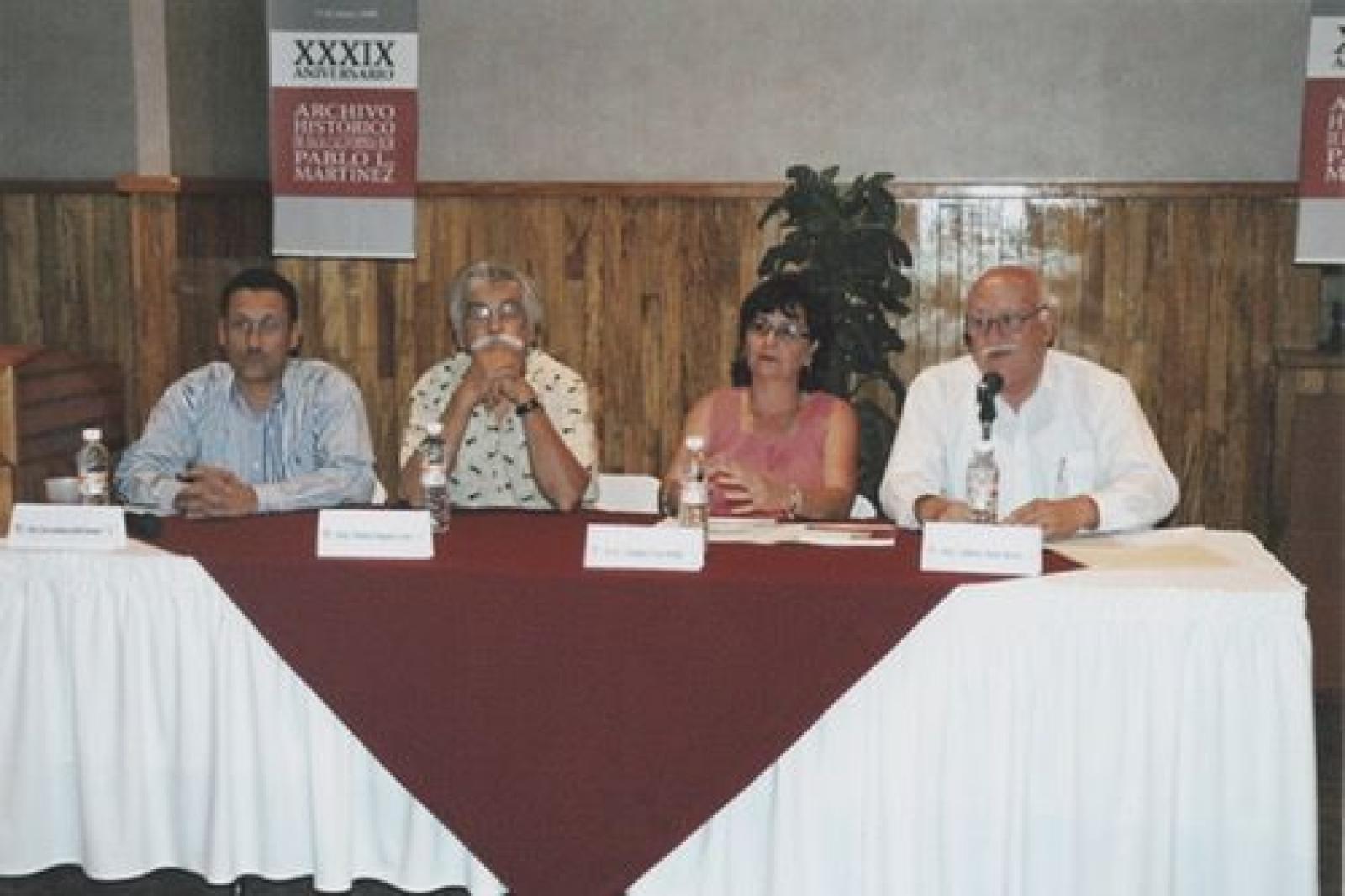 Elizabeth Acosta presenta su libro Paisajes y personajes en María Auxiliadora, Baja California Sur, en la mesa la acompañan Juan Cuauhtémoc Murillo,  Aníbal Angulo y Gilberto Ibarra.