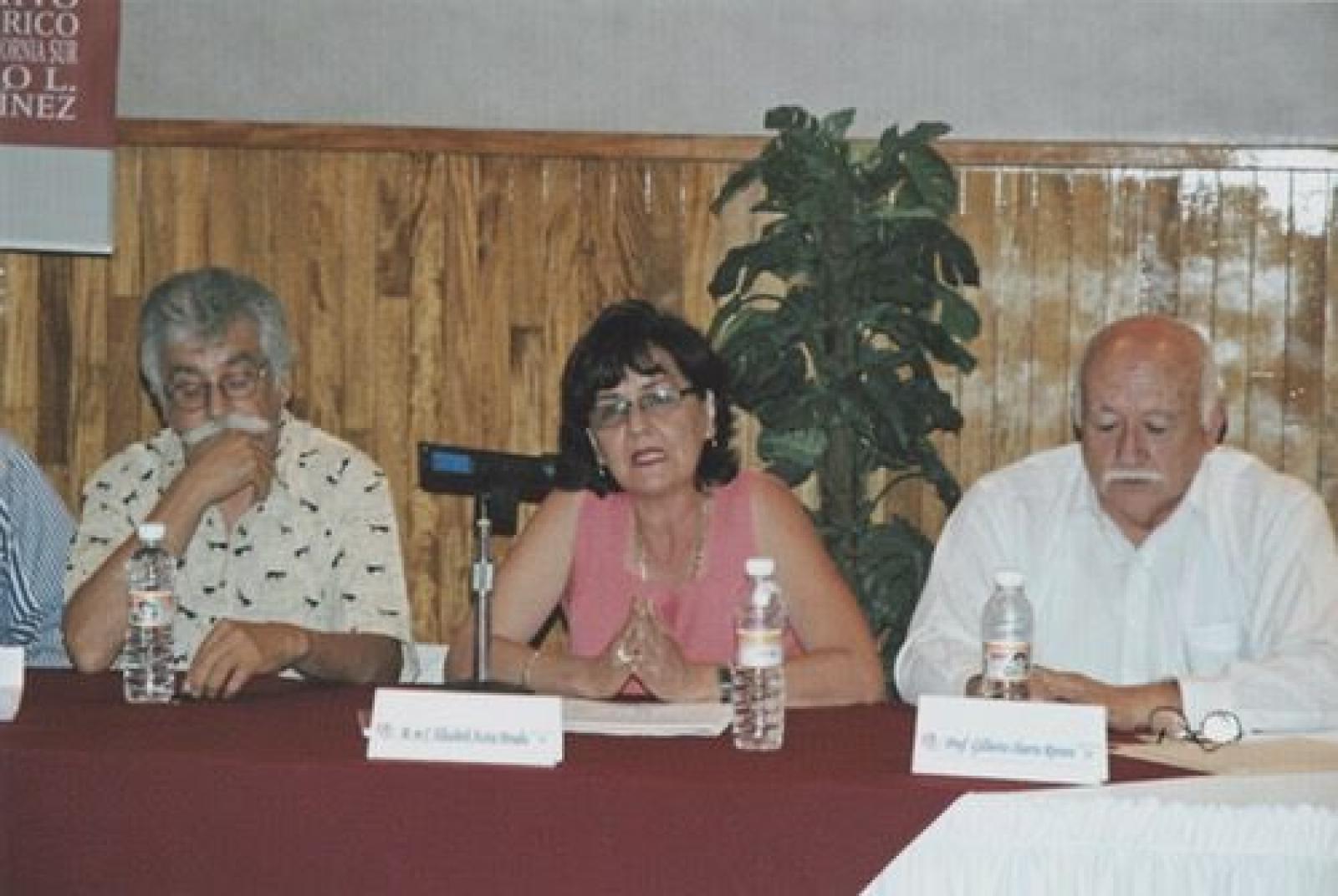 Elizabeth Acosta presenta su libro Paisajes y personajes en María Auxiliadora, Baja California Sur, acompañada de Aníbal Angulo y Gilberto Ibarra.