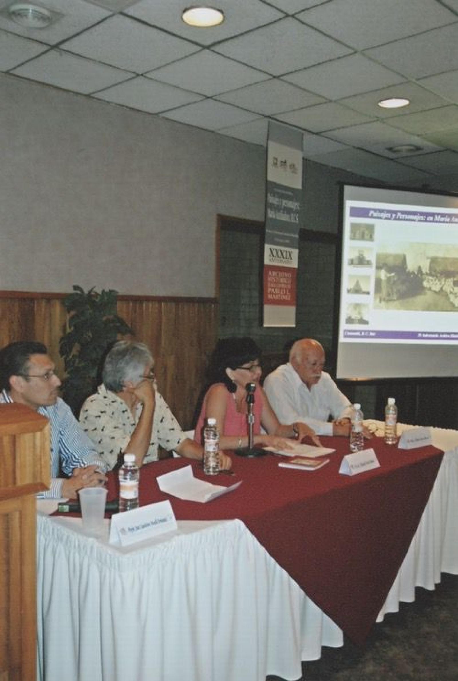 Elizabeth Acosta presenta su libro Paisajes y personajes en María Auxiliadora, Baja California Sur acompañada de Juan Cuauhtémoc Murillo, Aníbal Angulo y Gilberto Ibarra.