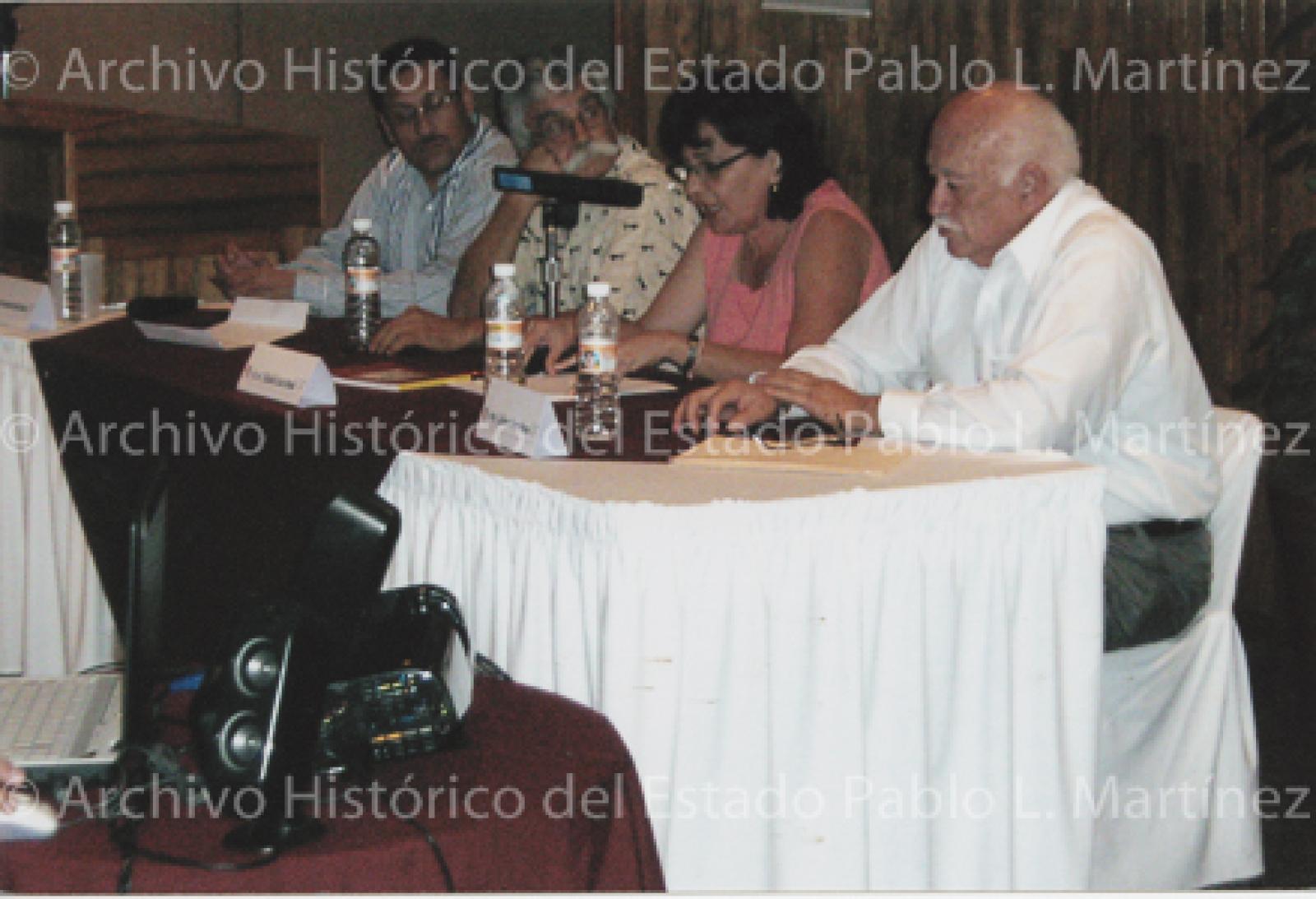 Elizabeth Acosta presenta su libro Paisajes y personajes en María Auxiliadora, Baja California Sur, desde mesa de ponentes.