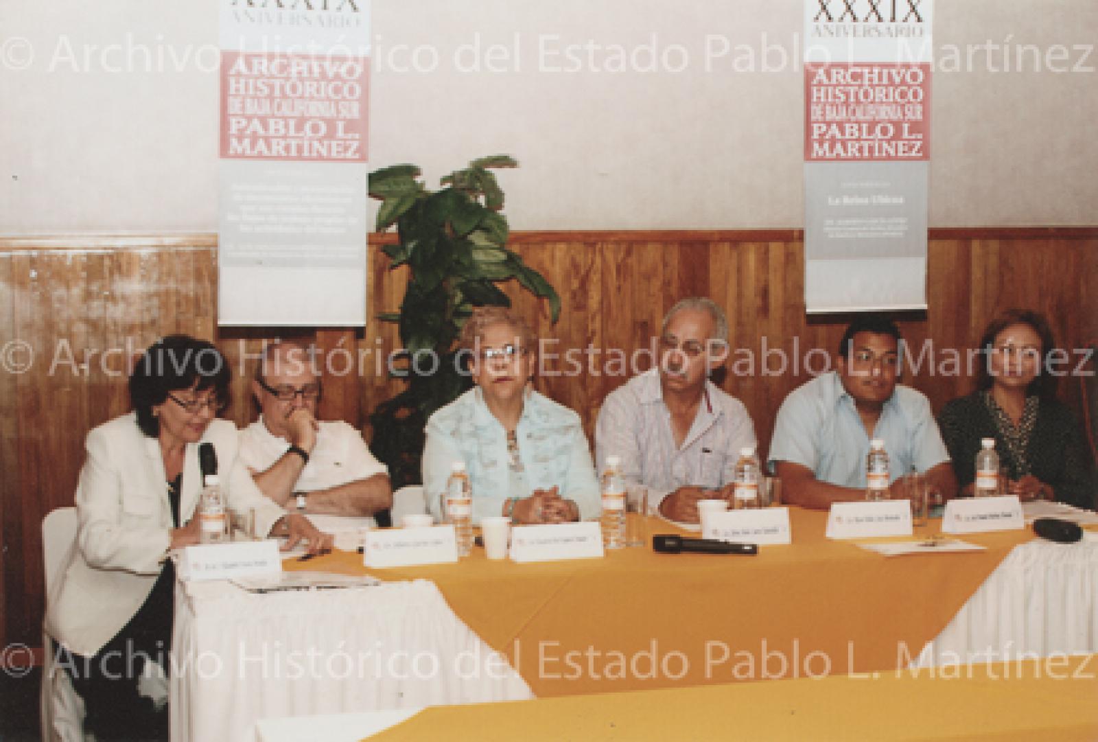 Elizabeth Acosta toma la palabra en mesa de ponentes en el XXXIX aniversario del Archivo Histórico Pablo L. Martínez.
