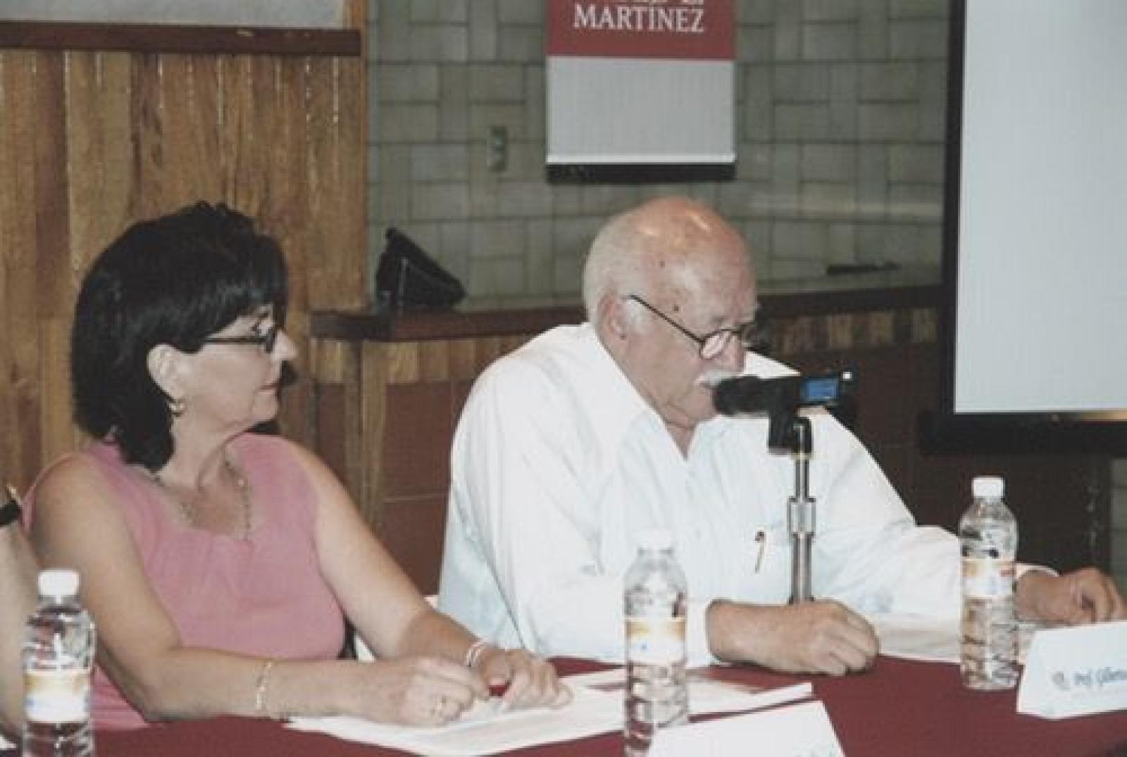 Elizabeth Acosta y Gilberto Ibarra durante la presentación del libro Paisajes y personajes en María Auxiliadora, Baja California Sur.