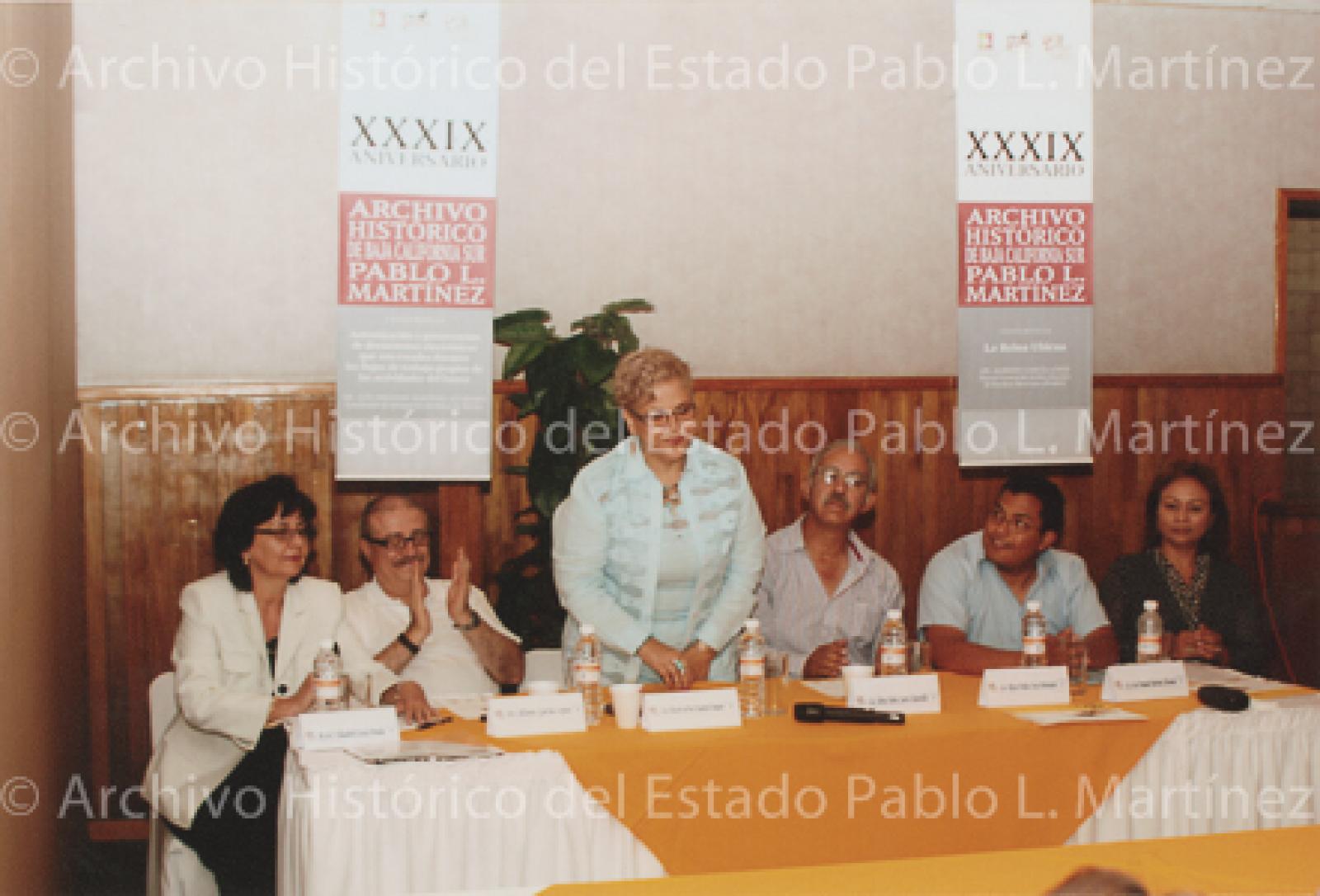 Elsa de la Paz Esquivel es presentada por Elizabeth Acosta, en mesa de ponentes.