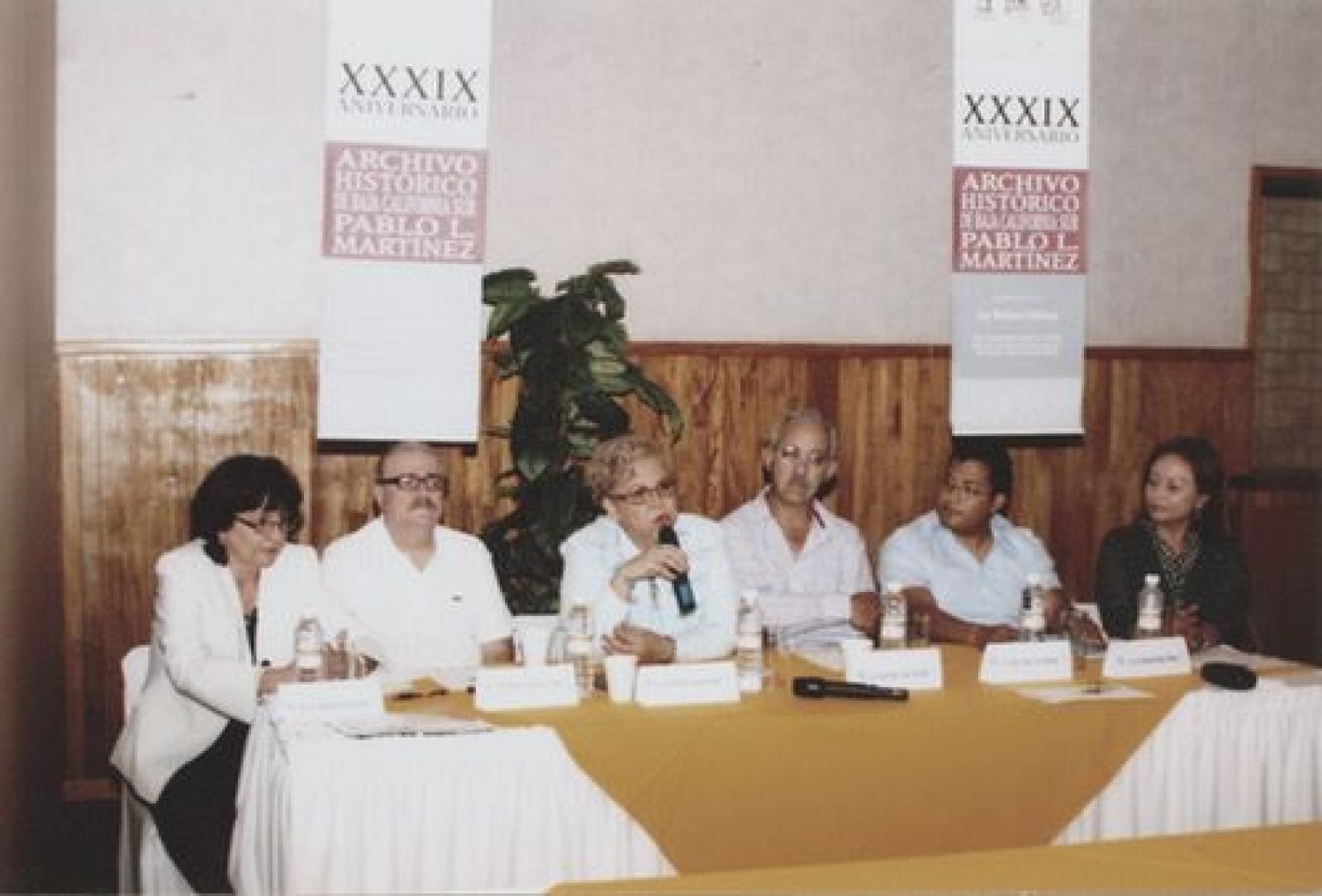 Elsa Esquivel participa en mesa de ponentes durante la Reunión de Archivos del Gobierno del estado de Baja California Sur.