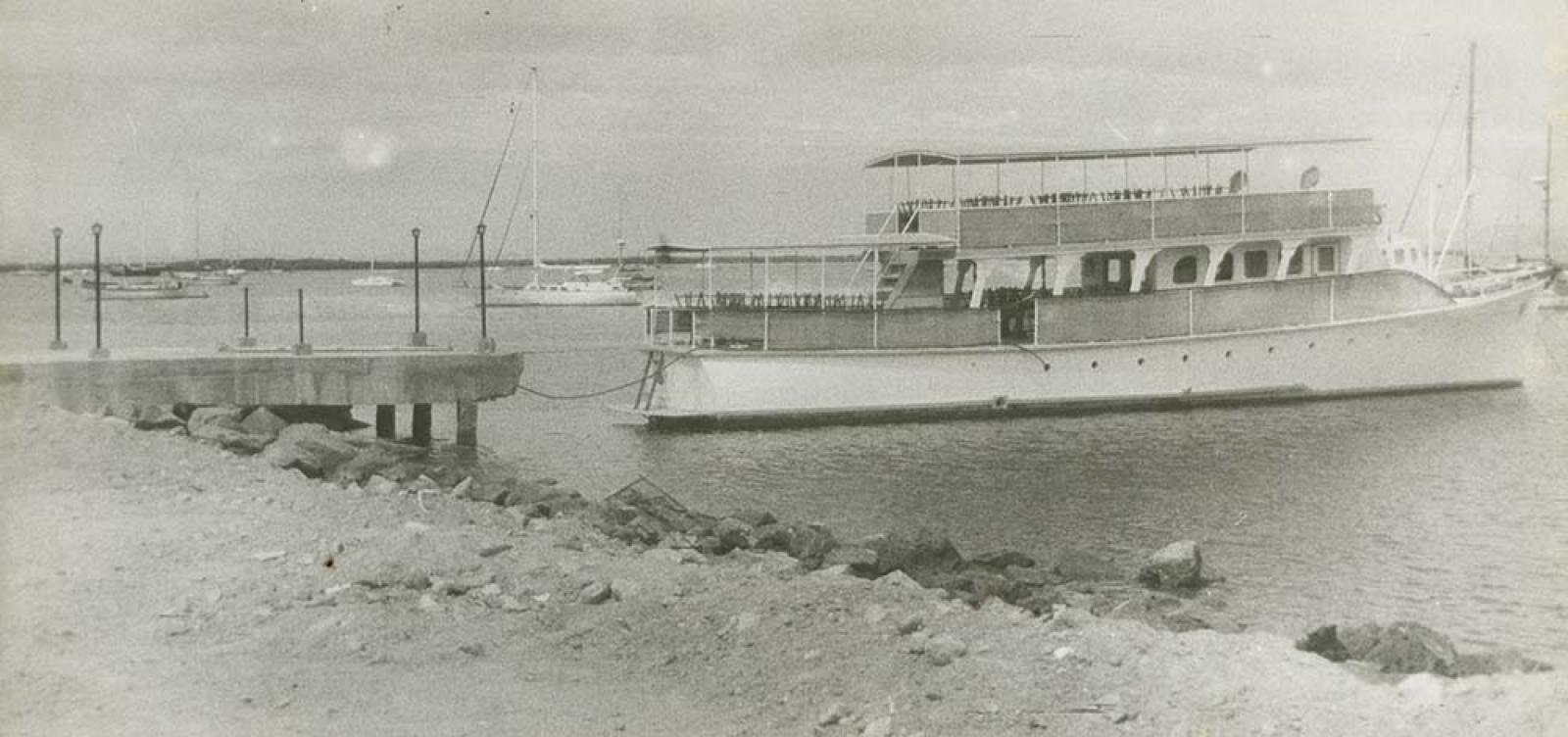 Embarcación atracada en muelle.