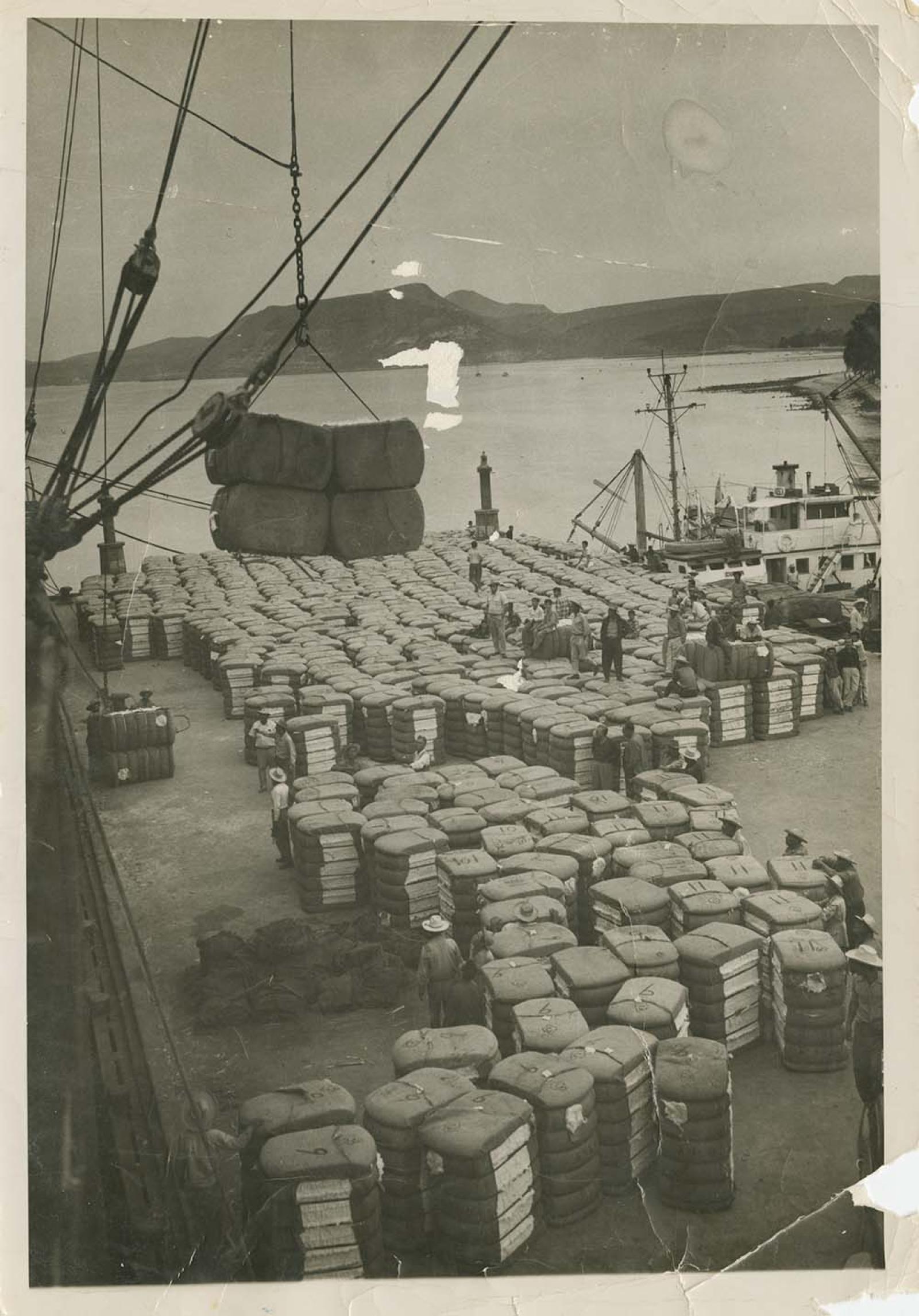 Embarcación de productos en el puerto de La Paz.