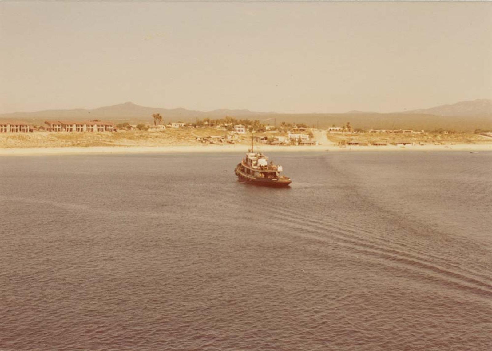 Embarcación frente a bahía.