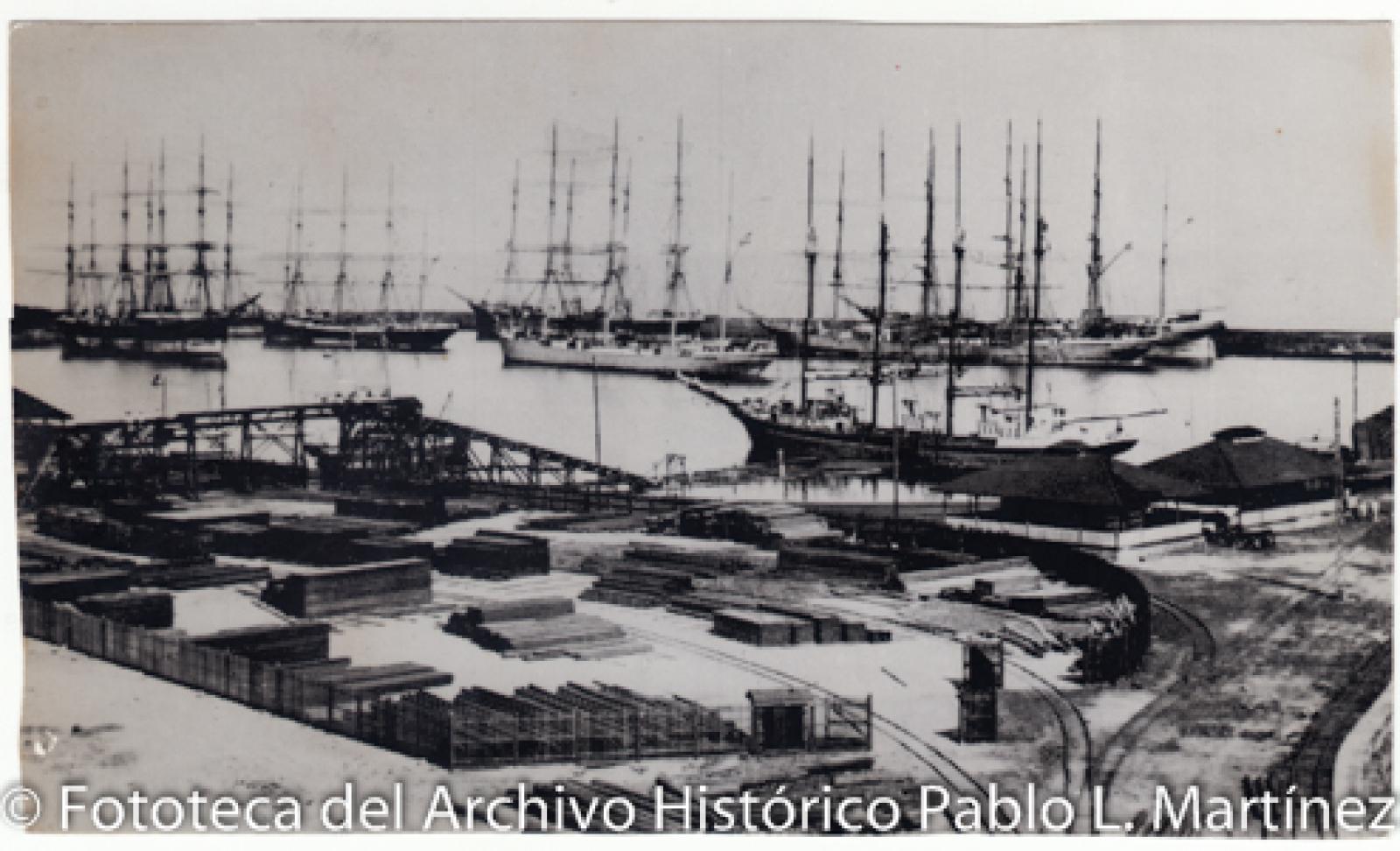 Embarcaciones en el puerto de Santa Rosalía, Baja California.