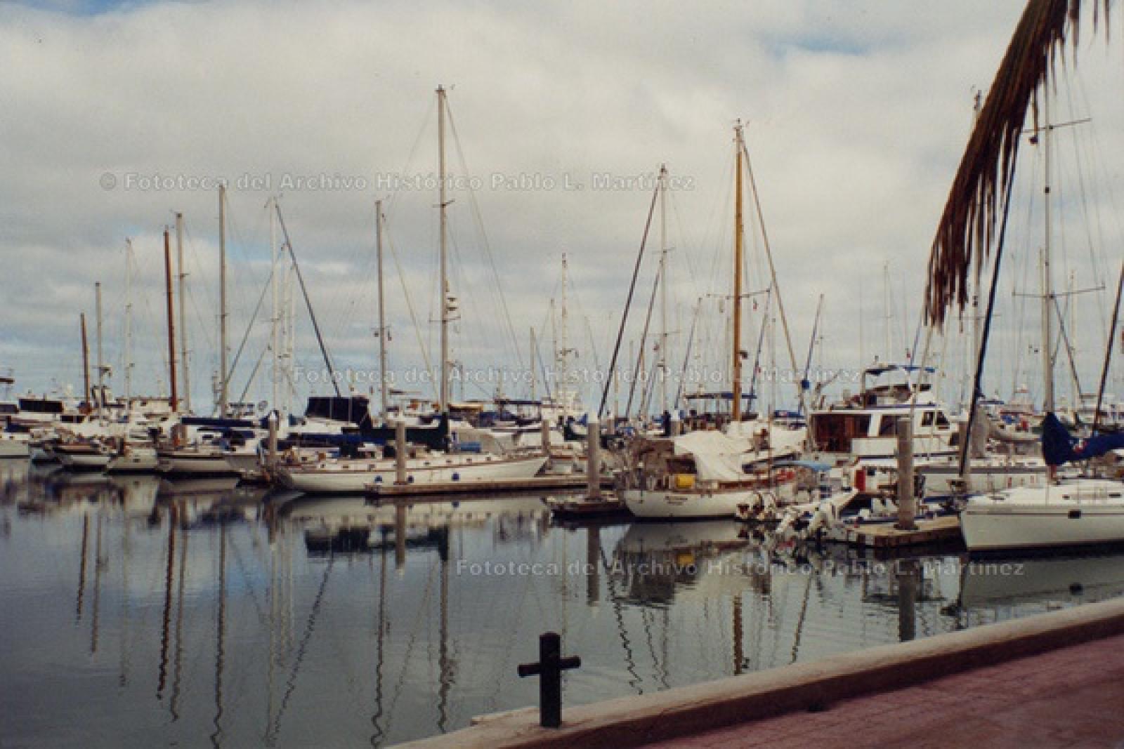 Embarcaciones en la marina Cortés, La Paz.