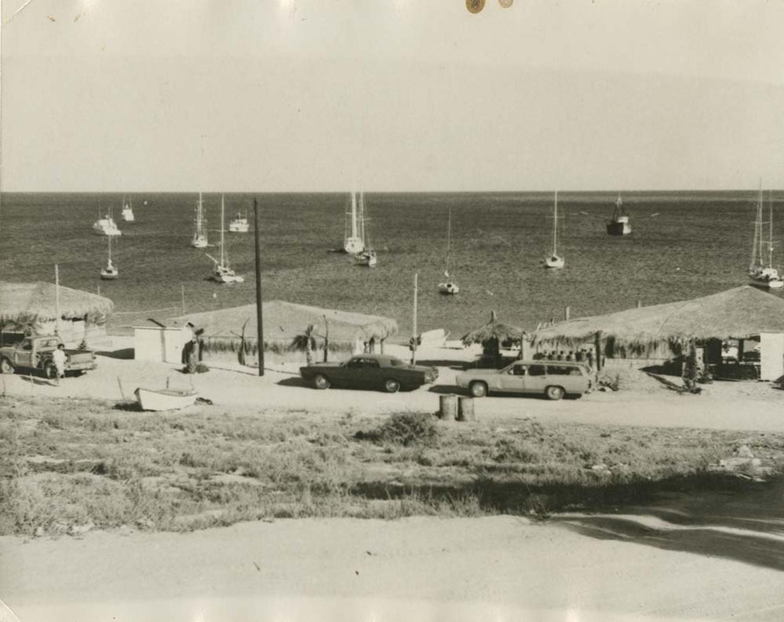Embarcaciones frente a bahía.