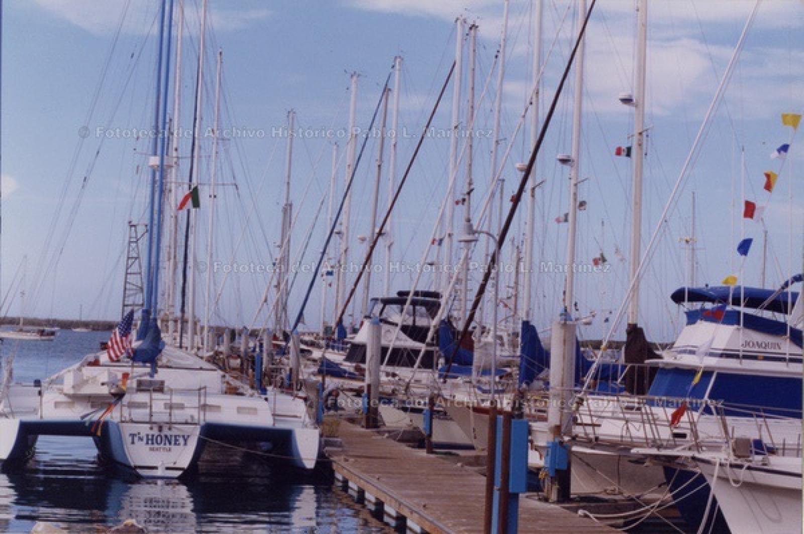 Embarcaciones varadas alrededor de muelle.