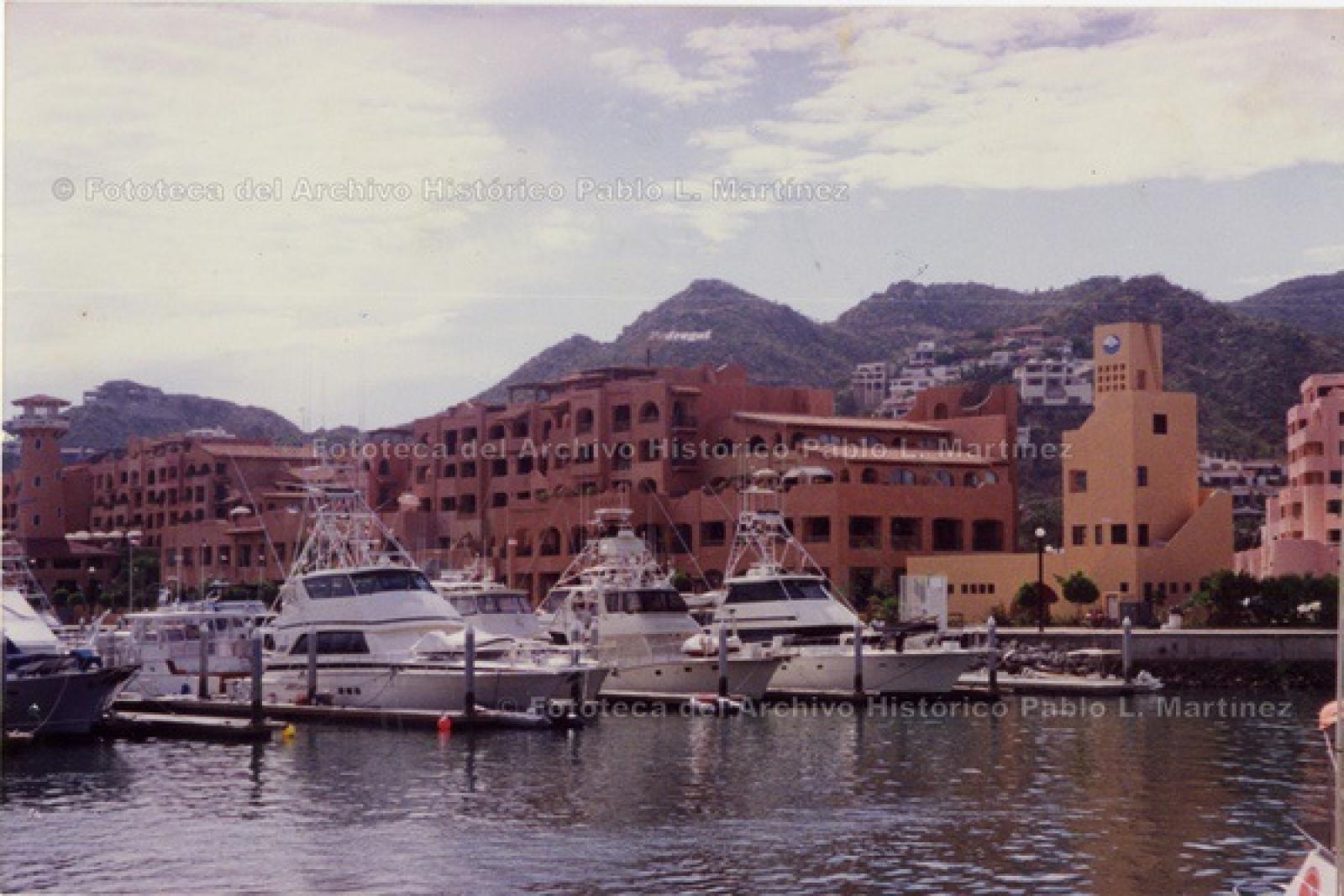 Embarcaciones y plaza comercial Puerto Paraíso, Cabo San Lucas.
