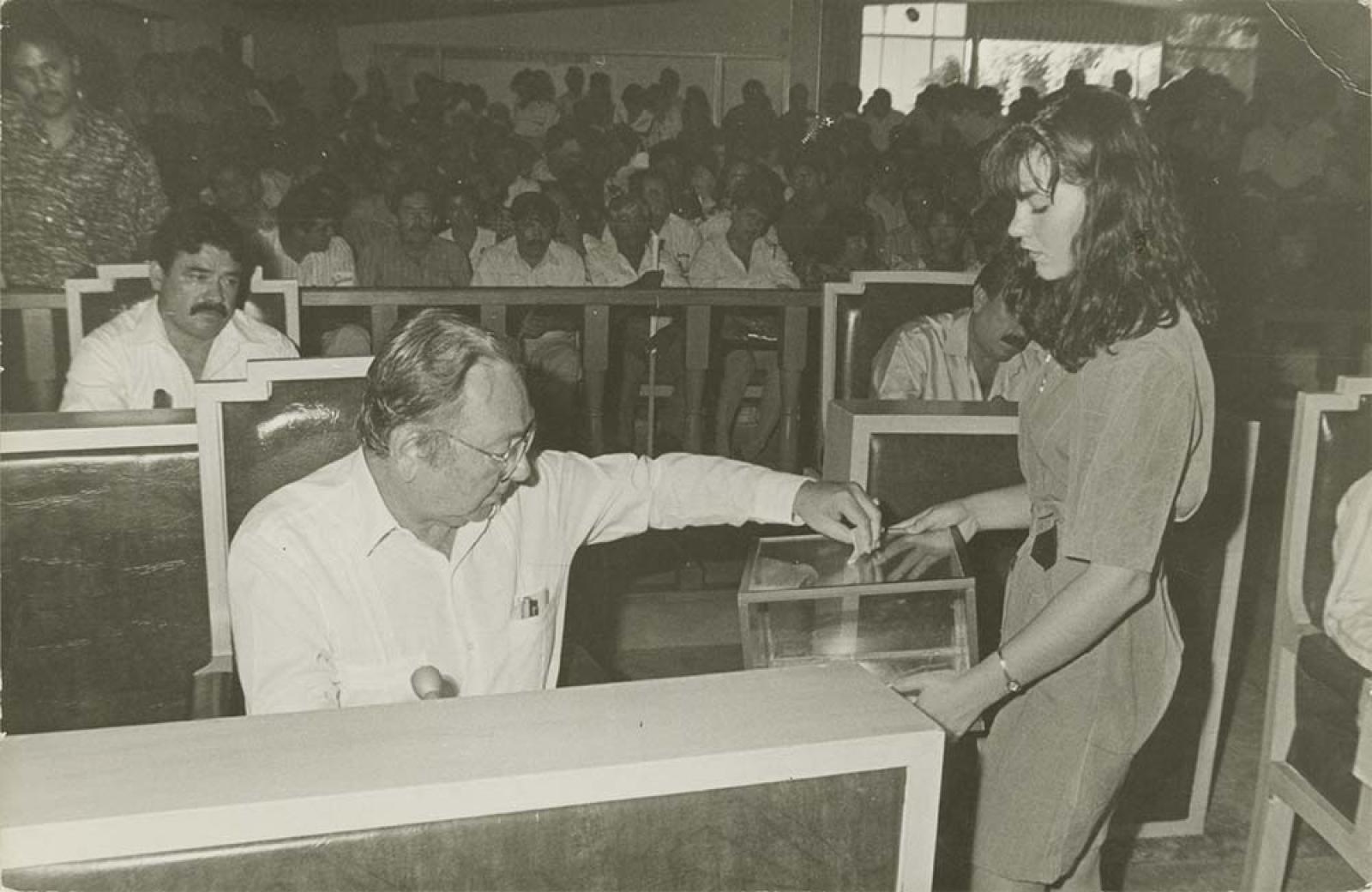 “Emitiendo” votos.