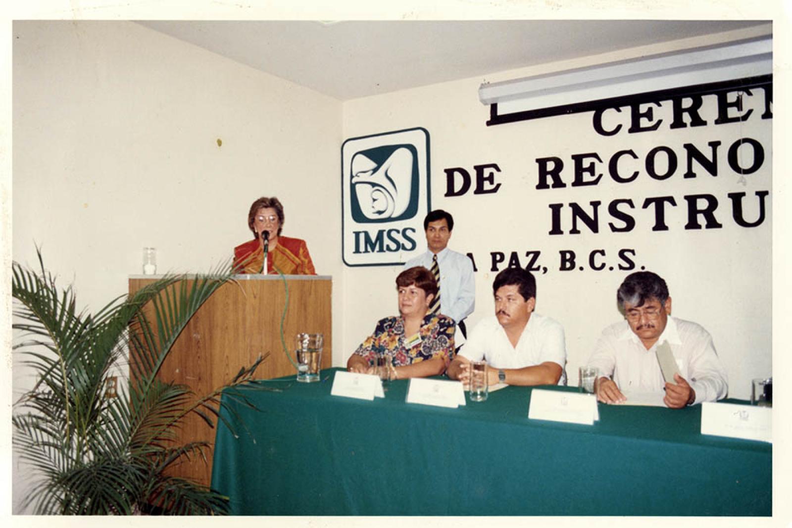 Empleados del IMSS dan ponencia.