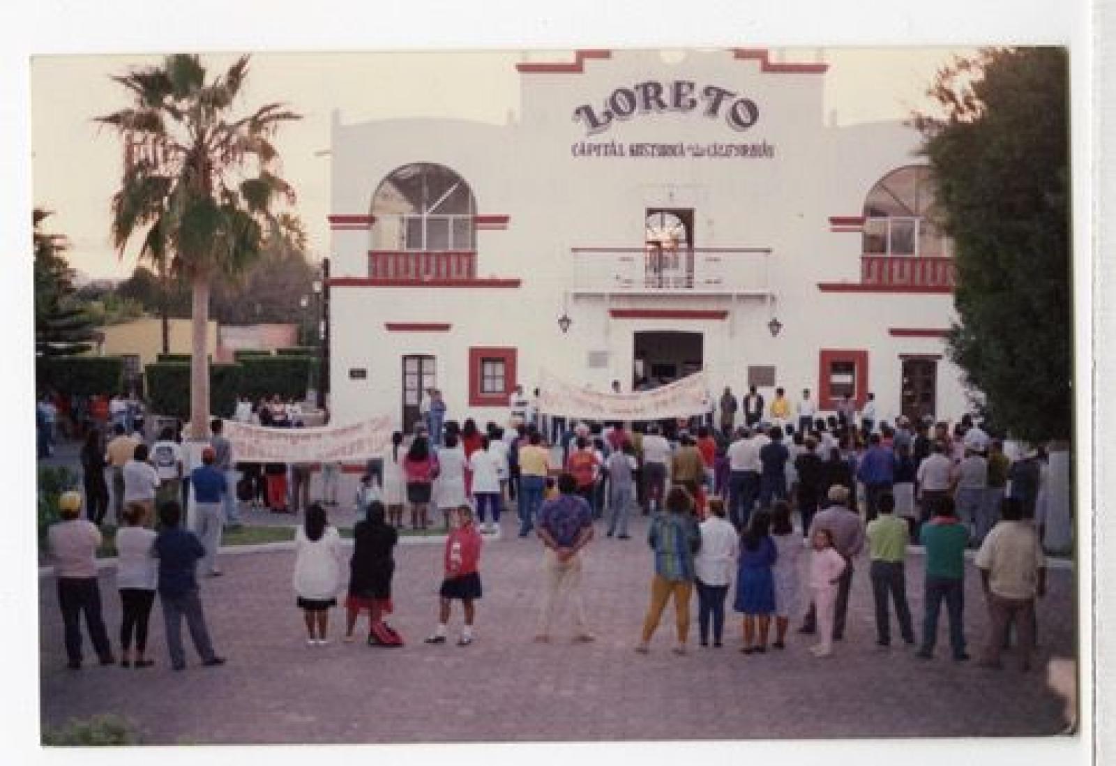 Empleados del Puerto de Loreto reunidos frente al Palacio Municipal.