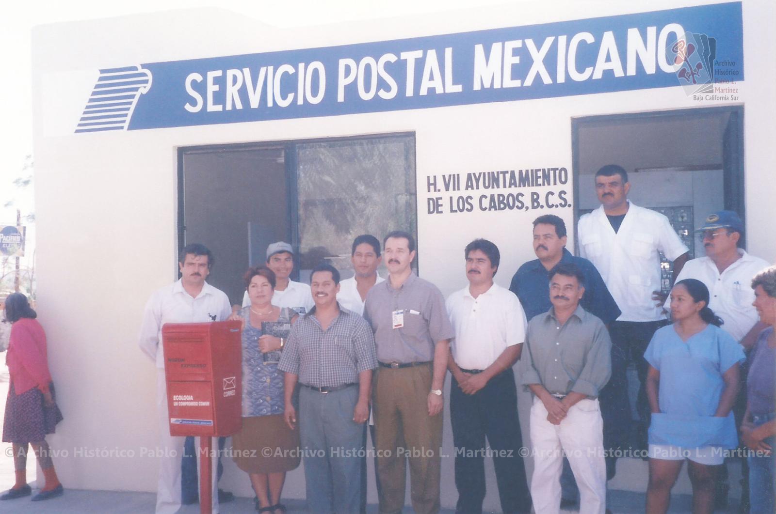Empleados del Servicio Postal Mexicano frente a la oficina en colonia El Zacatal, Los Cabos, Baja California Sur.