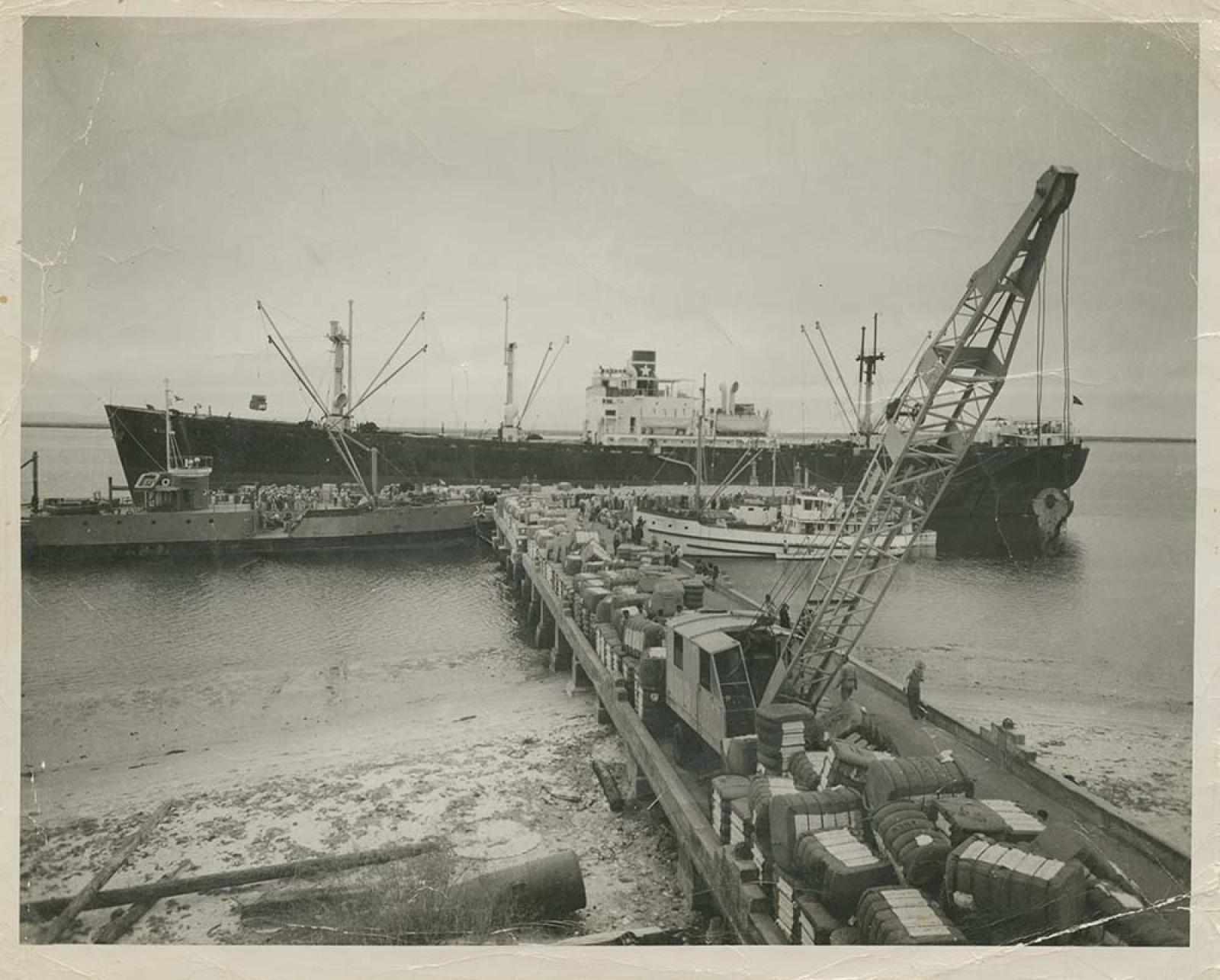 En el antiguo Muelle Fiscal, embarcación con carga de pacas de algodón. La Paz, Baja California.