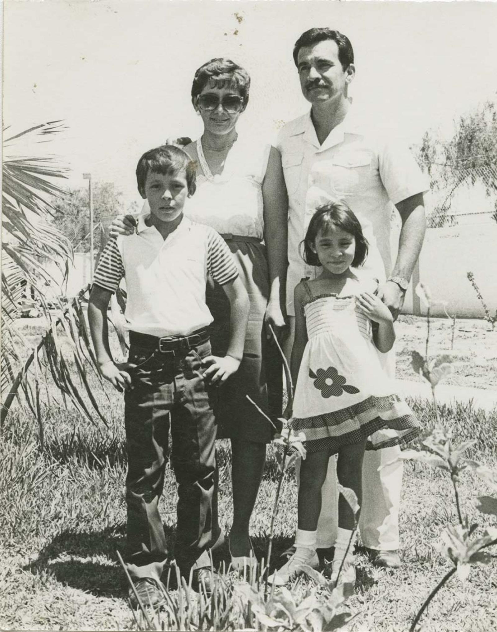 Enrique Ortega, con su esposa e hijos.
