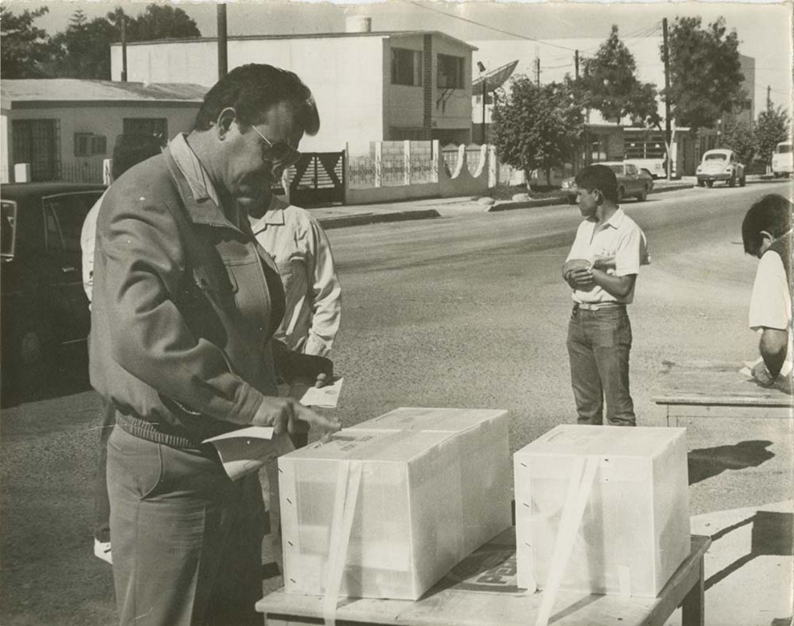 Enrique Ortega introduce voto en urna.