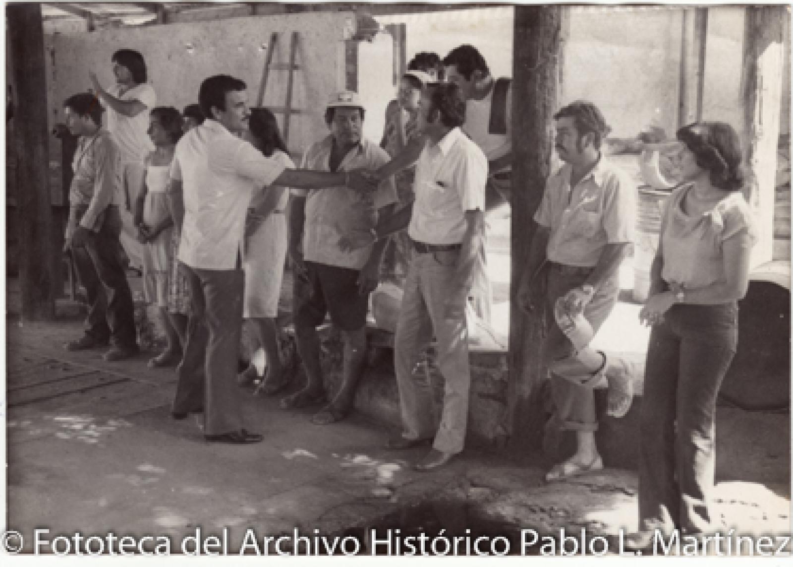 Enrique Ortega Romero saluda a trabajadores.