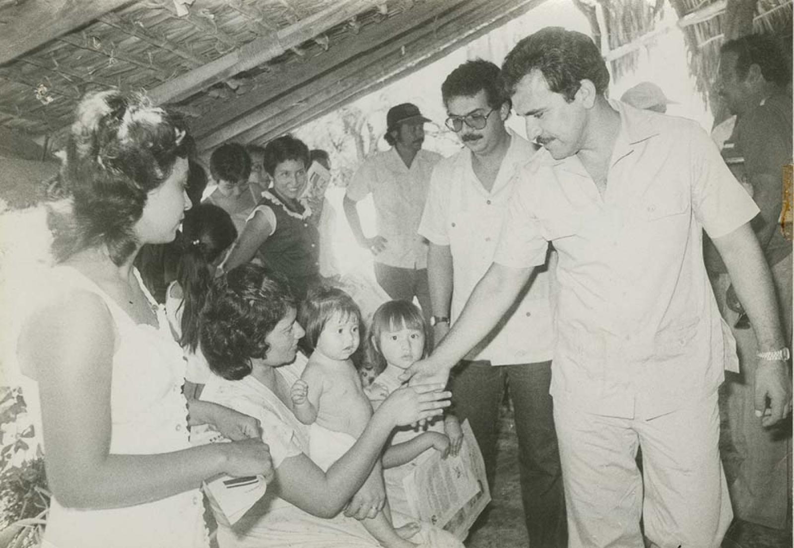 Enrique Ortega saluda a mujeres.