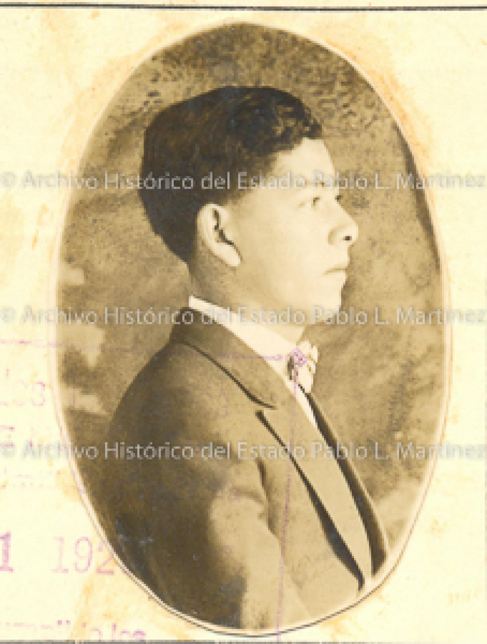Enrique Soto de perfil.