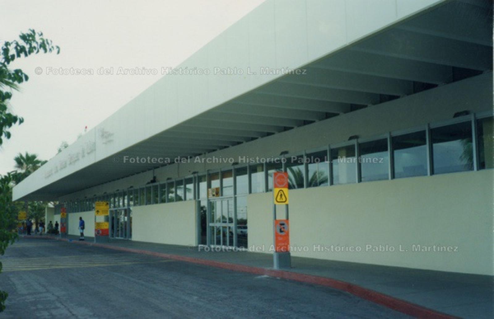 Entrada al edificio del aeropuerto internacional General Márquez de León.