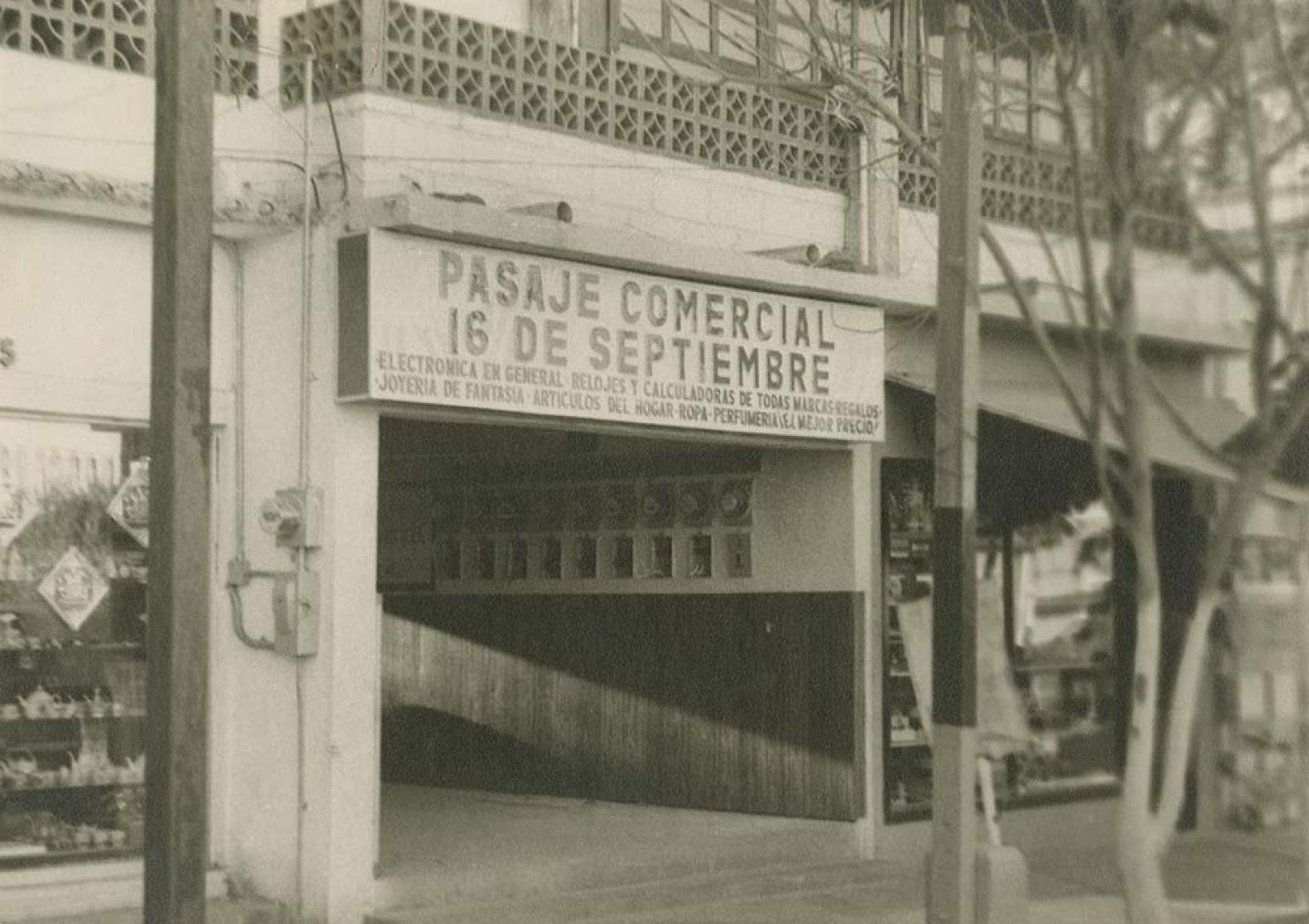 Entrada al Pasaje Comercial 16 de Septiembre.