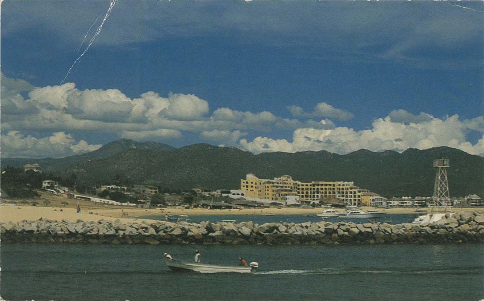 “Entrada de la Marina de San Lucas, con el rompeolas al frente, hoteles y playas al fondo”.