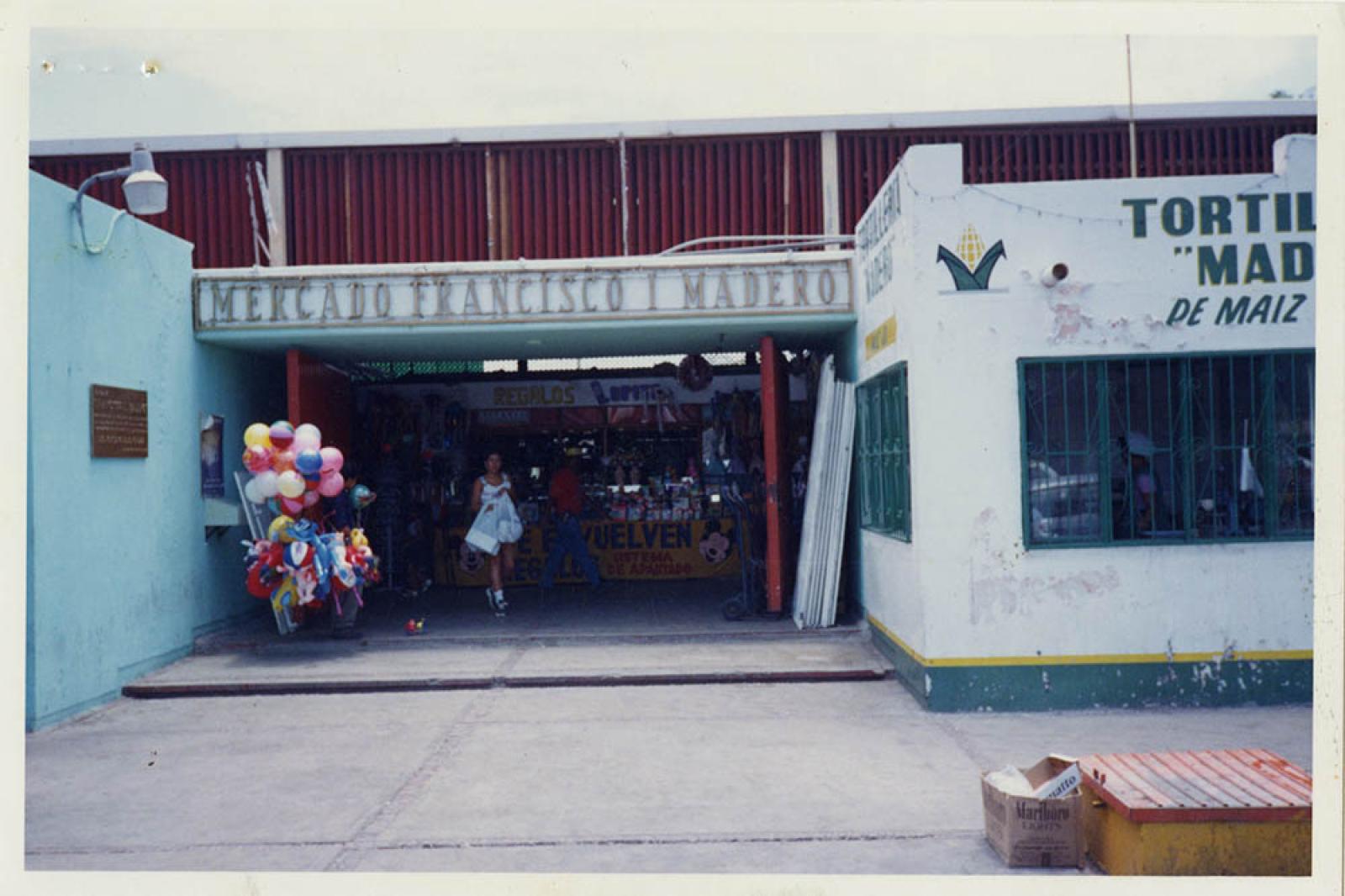 Entrada principal del mercado Francisco I. Madero.