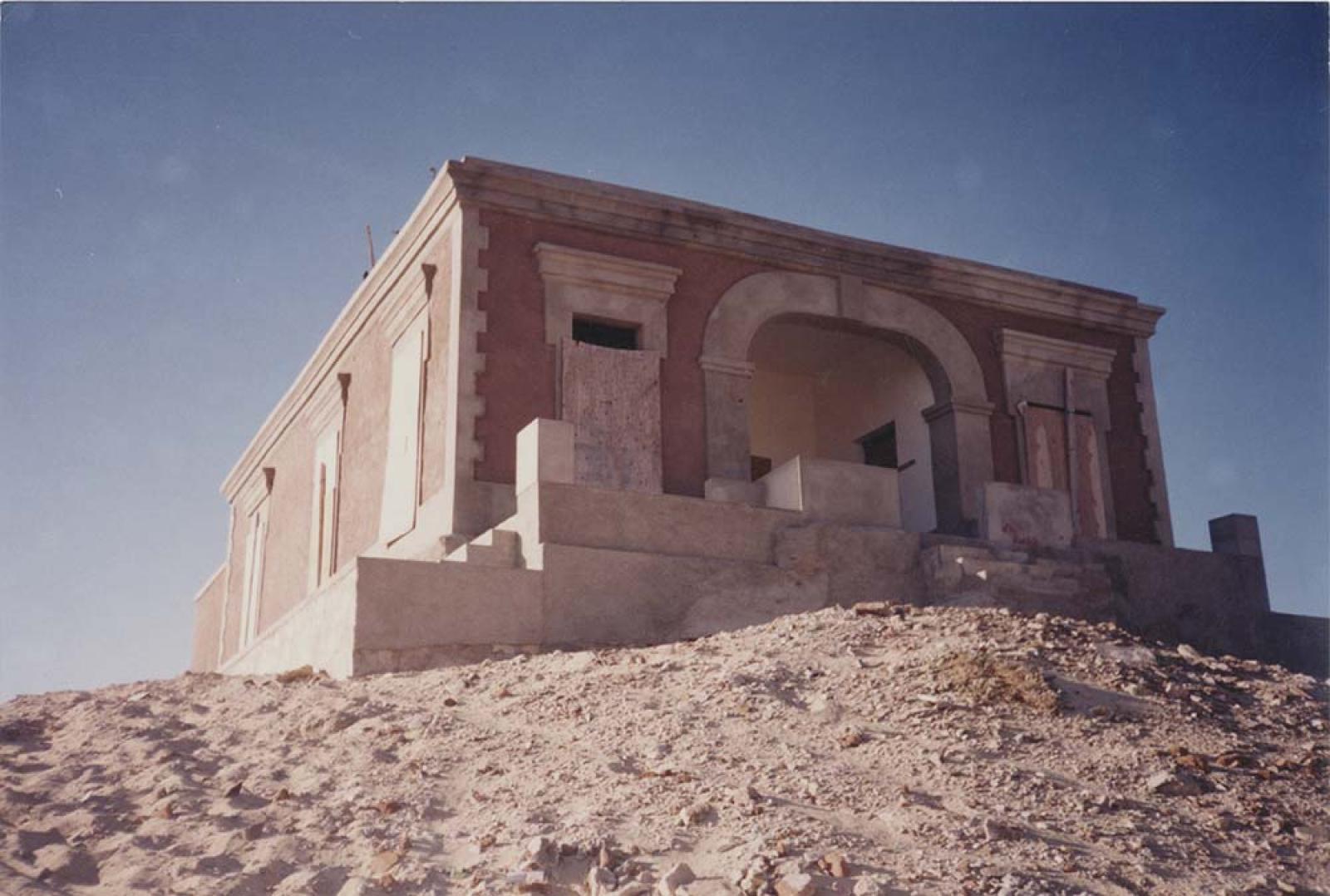 Entrada trasera al  Faro Viejo de Cabo Falso.